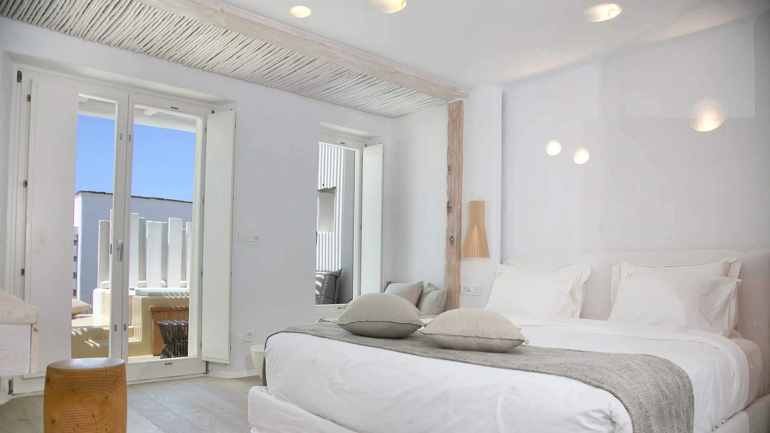 Deluxe Room with Outdoor Hot Tub & partial Seaview - Image 2
