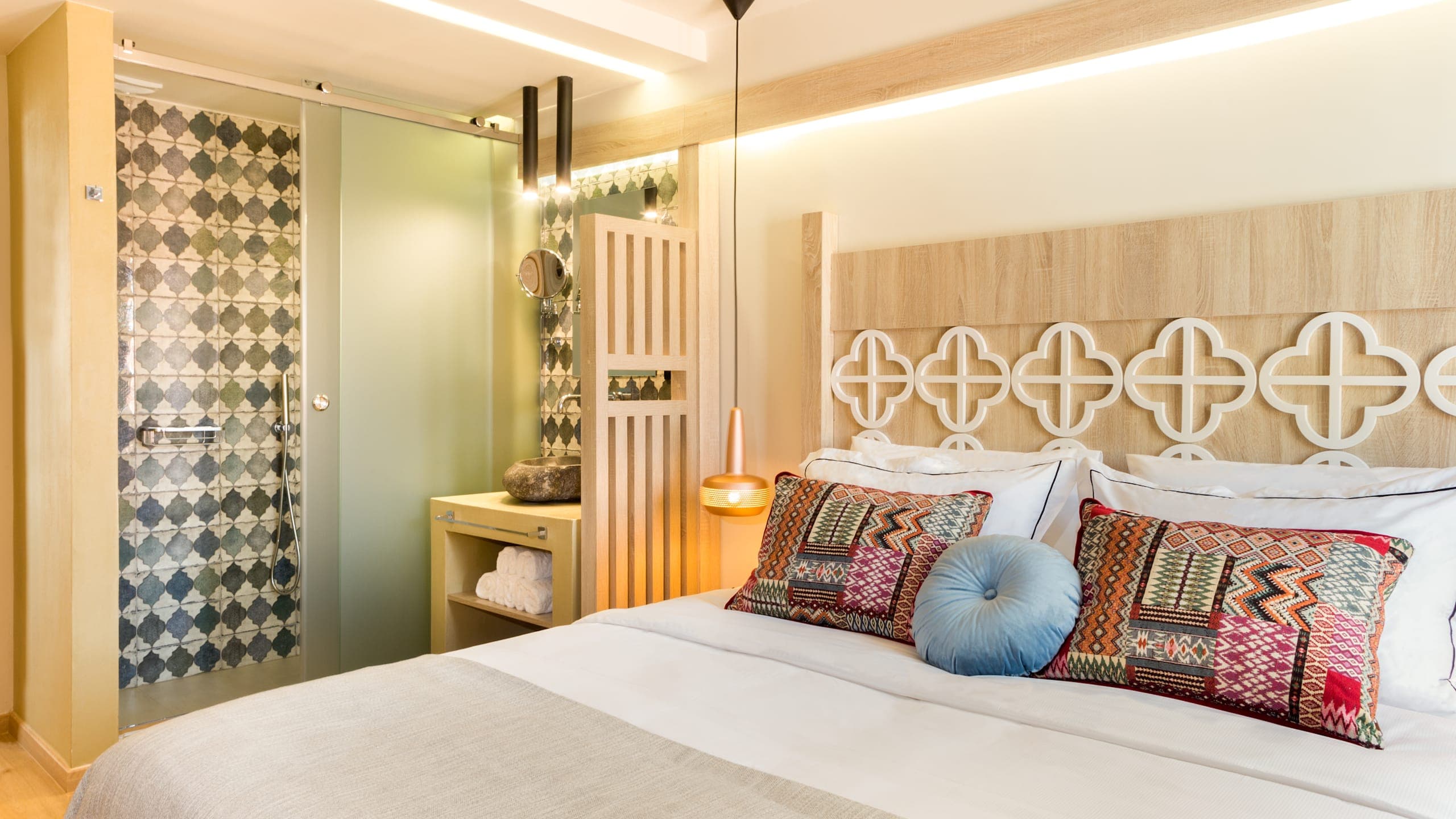 Deluxe Double Suite with Terrace and Exterior Jacuzzi - Image 3