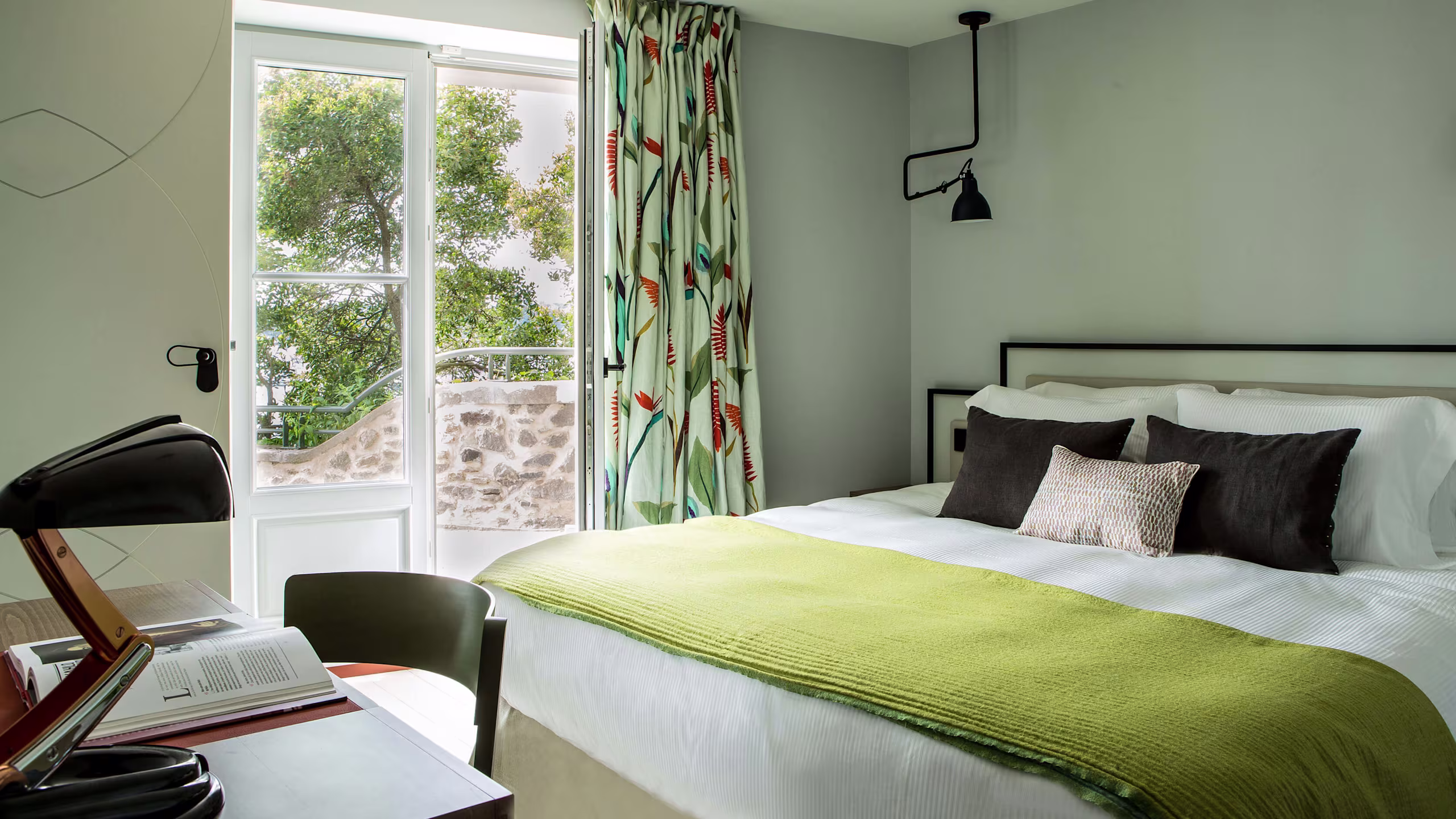 Deluxe Room with Balcony and Sea View - Image 10
