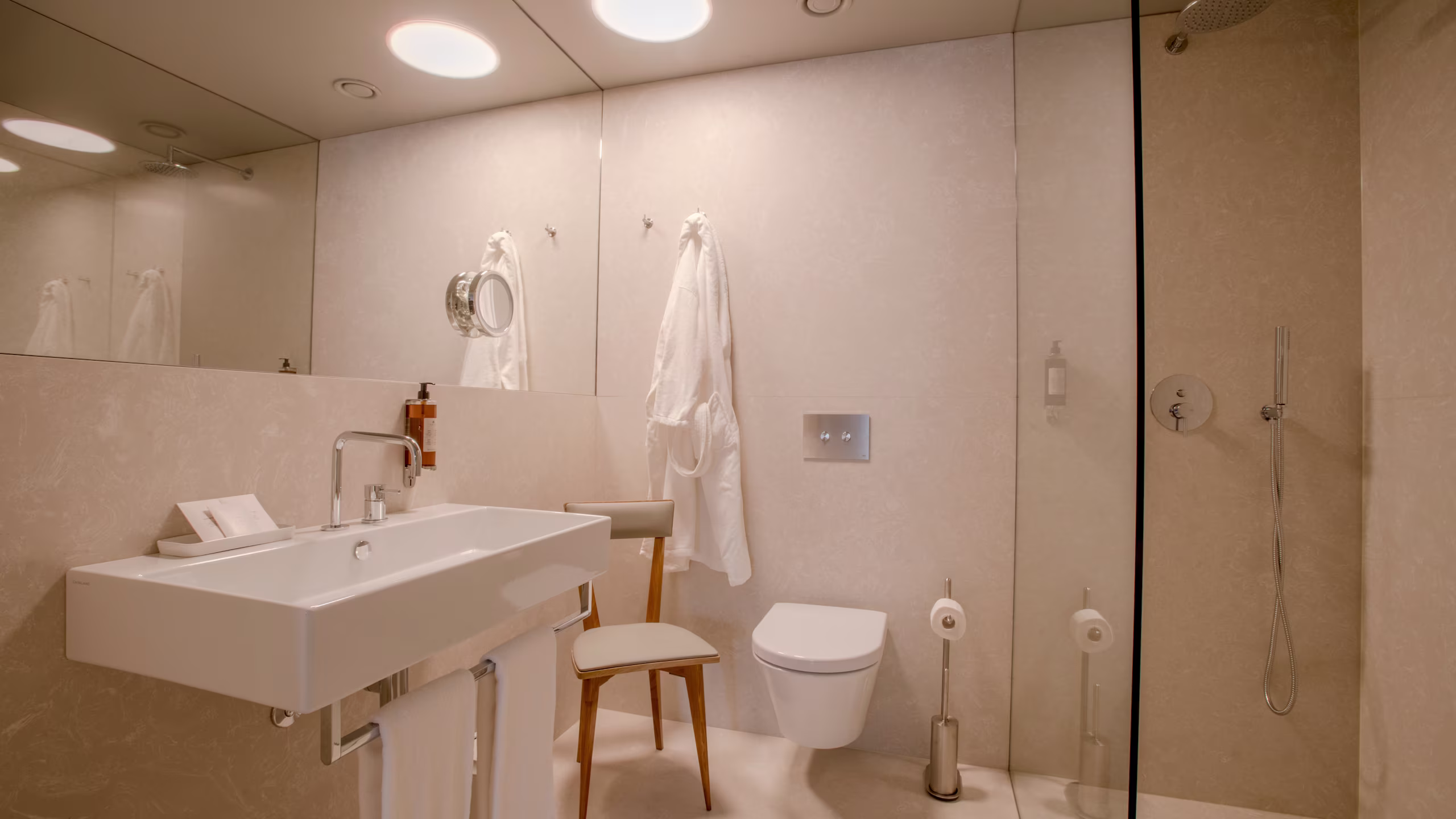 Deluxe Loft with Balcony - Image 3