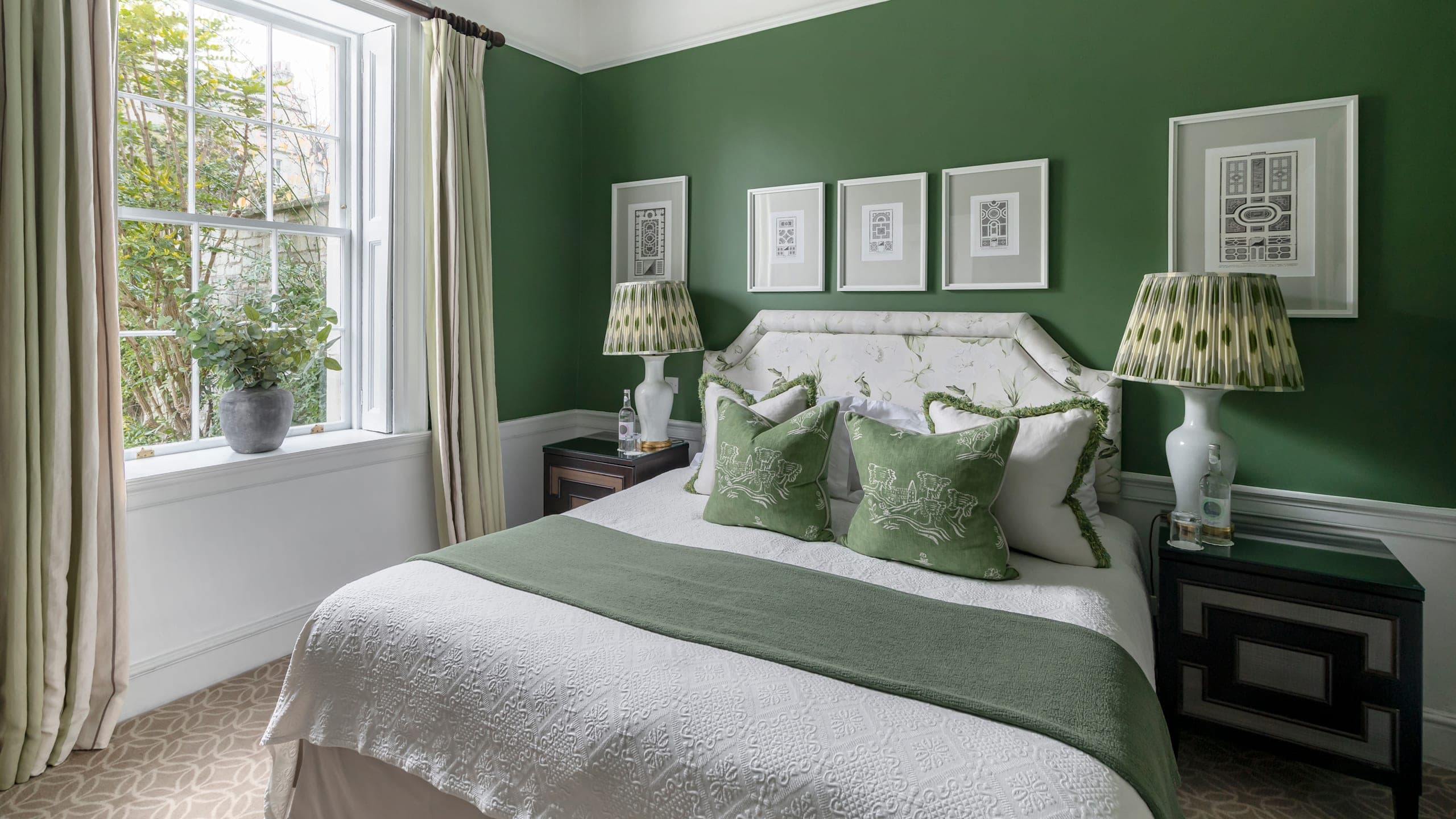 Deluxe Suite - Image 11