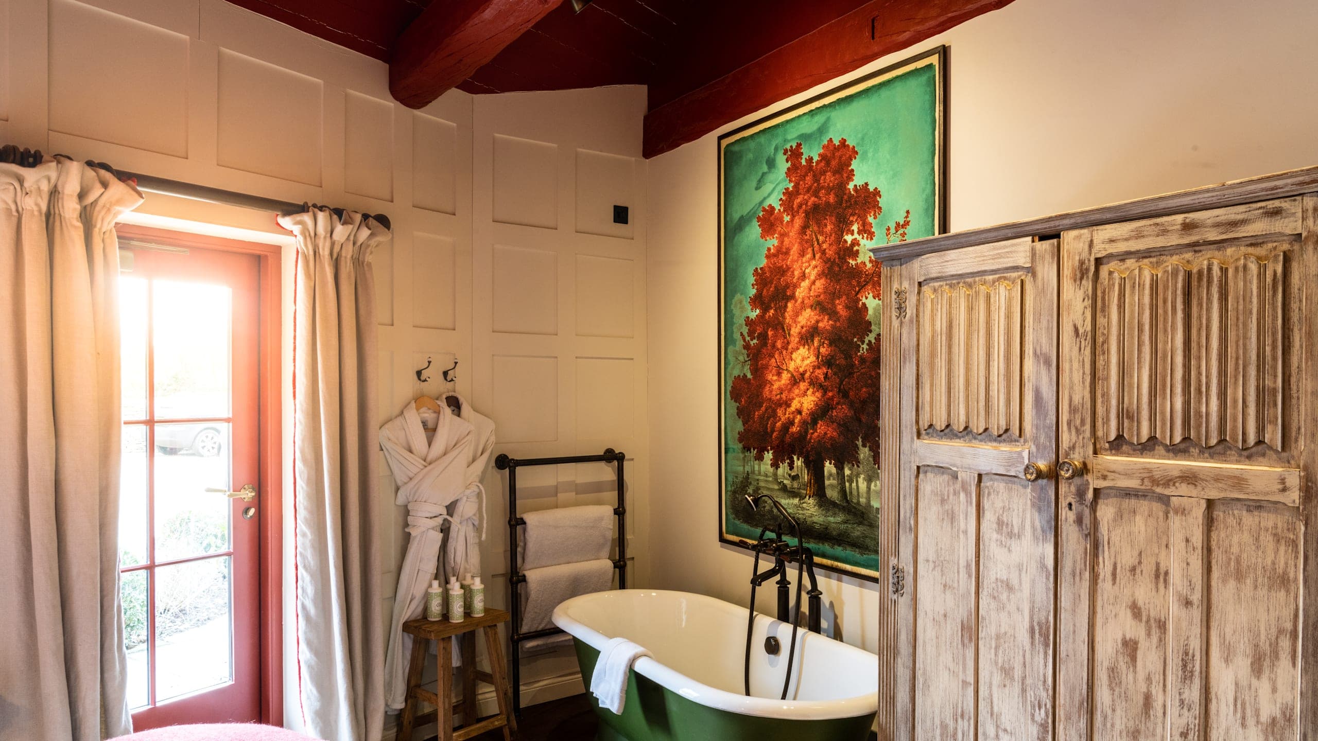 Medium Room - Image 1