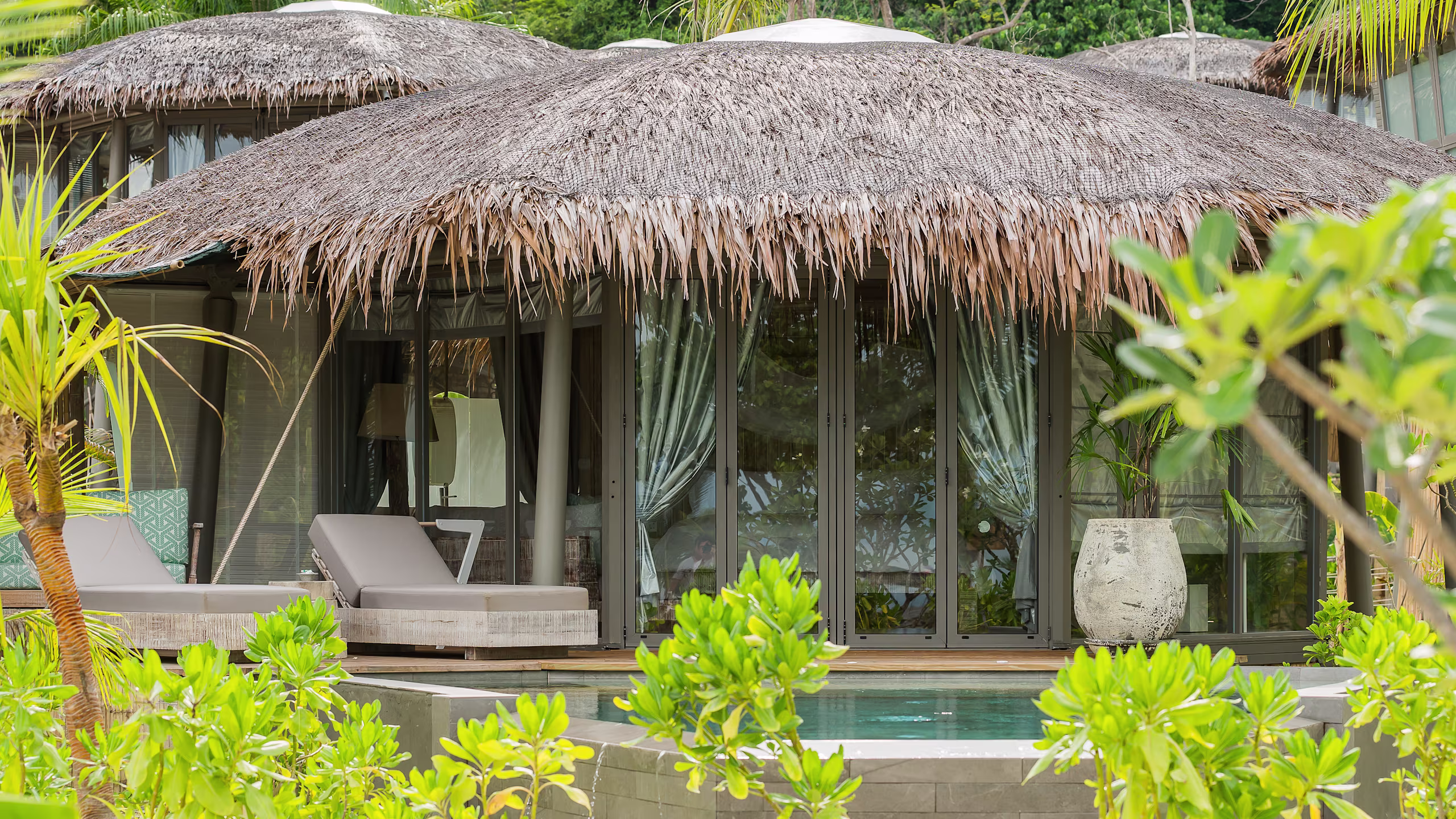 Beachfront Pool Villa - Image 11