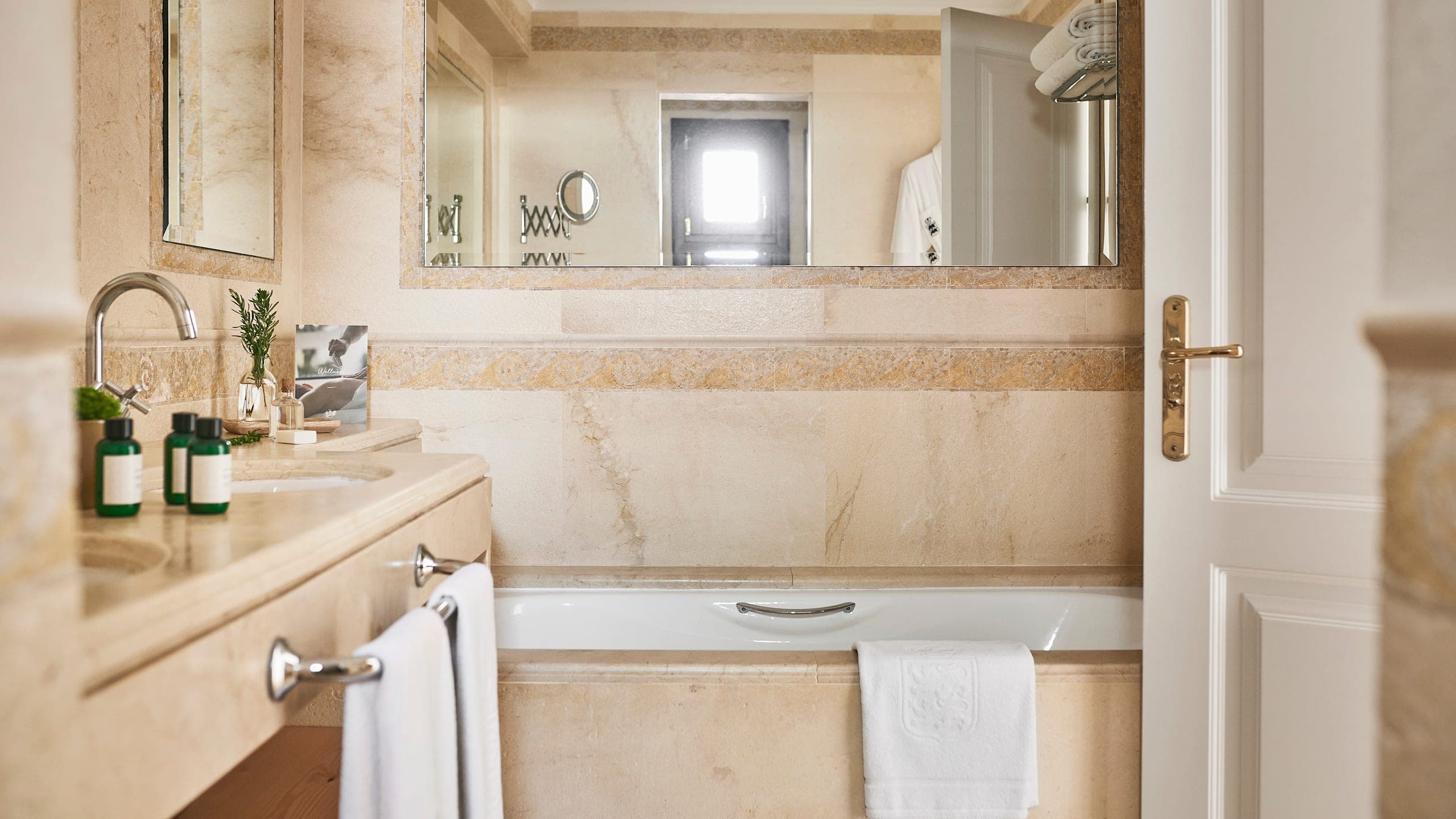 Deluxe Room - Image 2