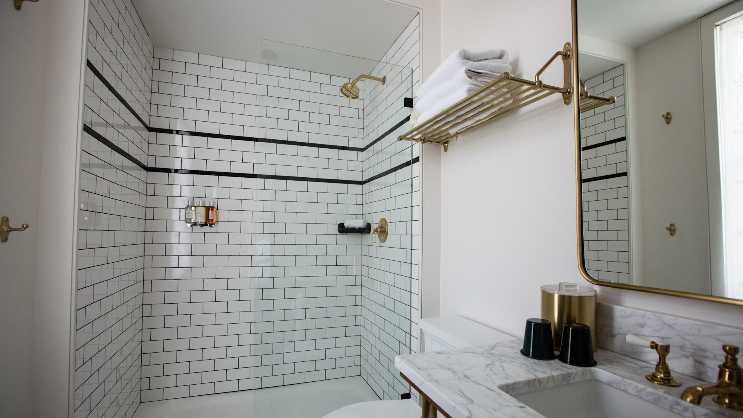 Courtyard King - Image 1