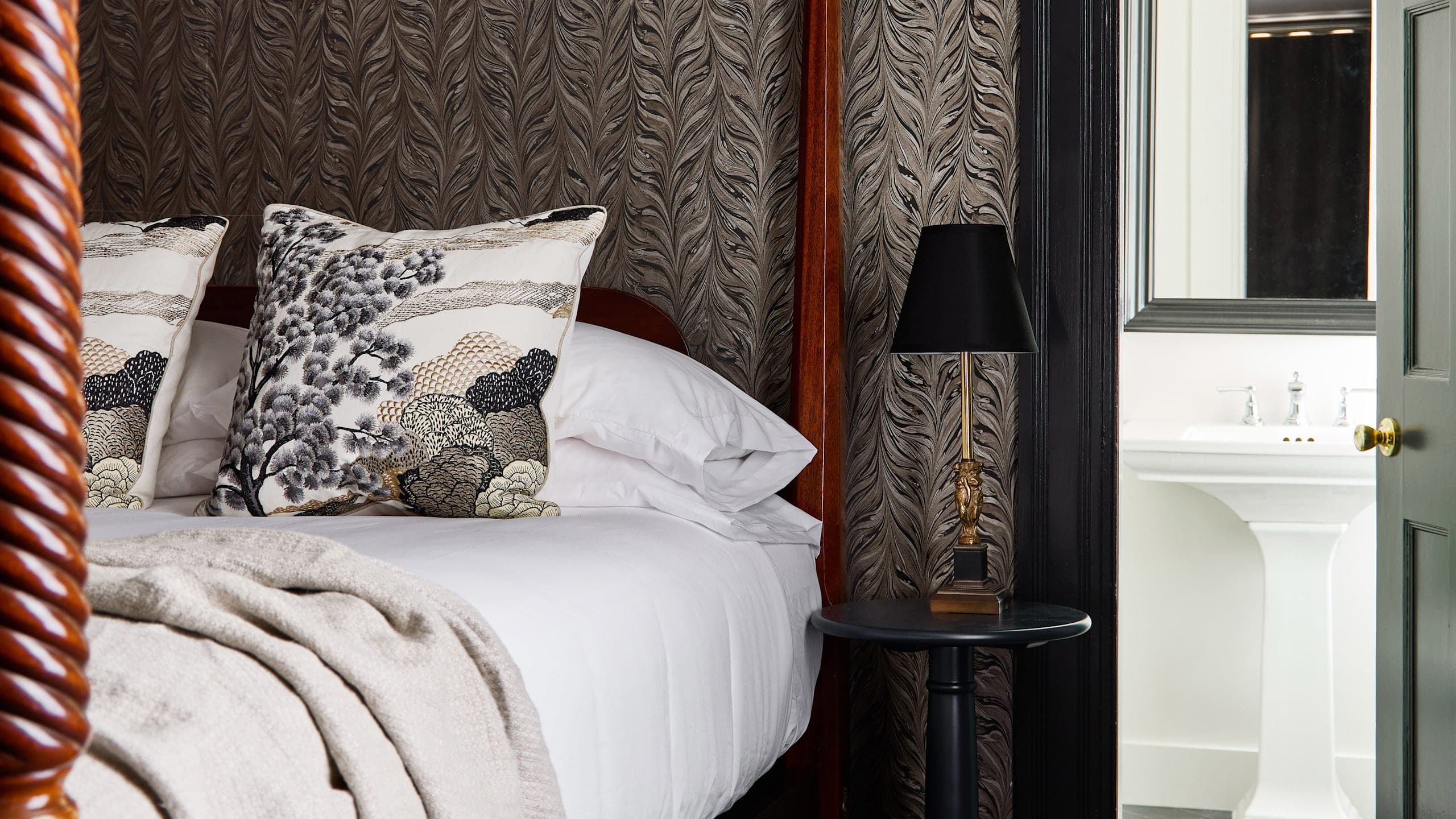 Lord Queen - Image 1