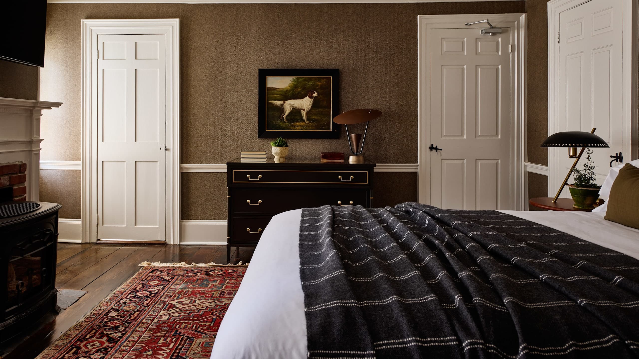 Patterson Deluxe Queen with Fireplace - Image 3