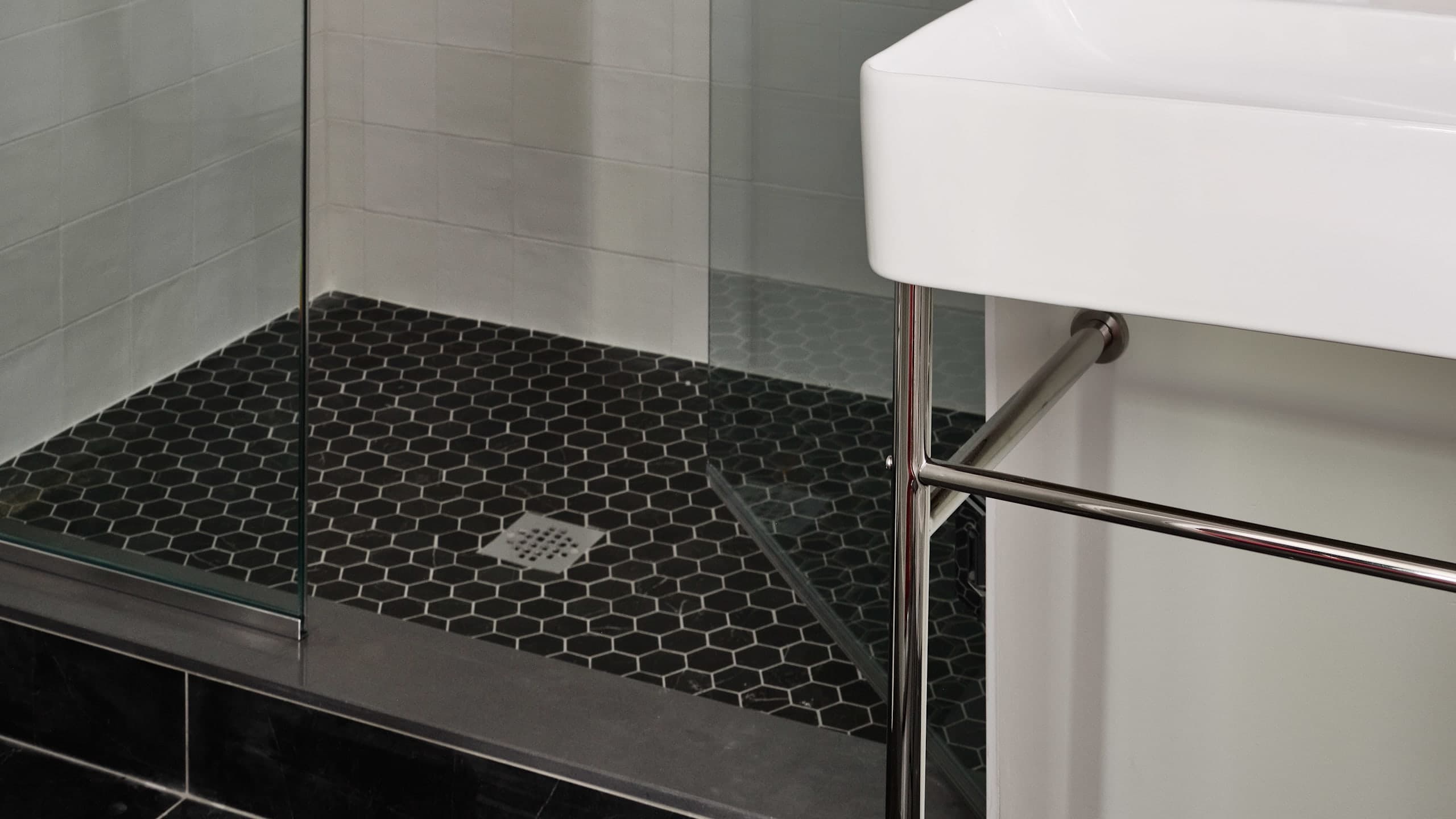 Patterson Deluxe Queen with Fireplace - Image 2