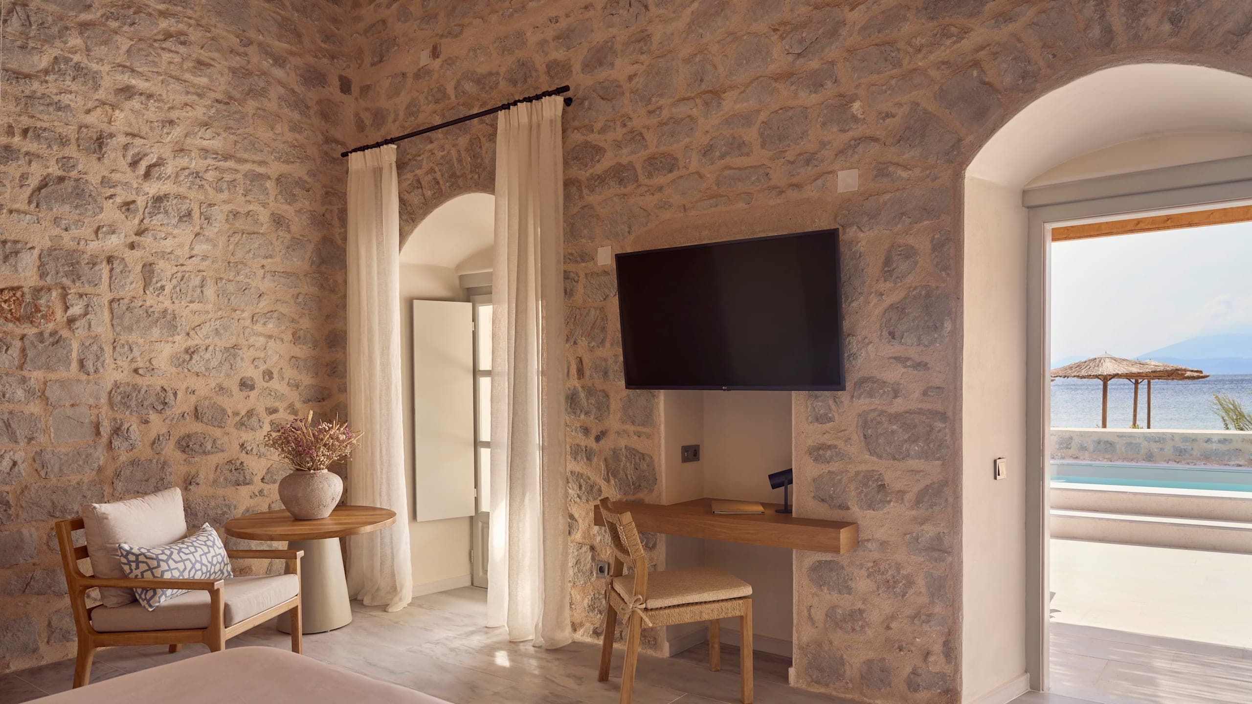 Beachfront Suite with Private Pool - Image 4