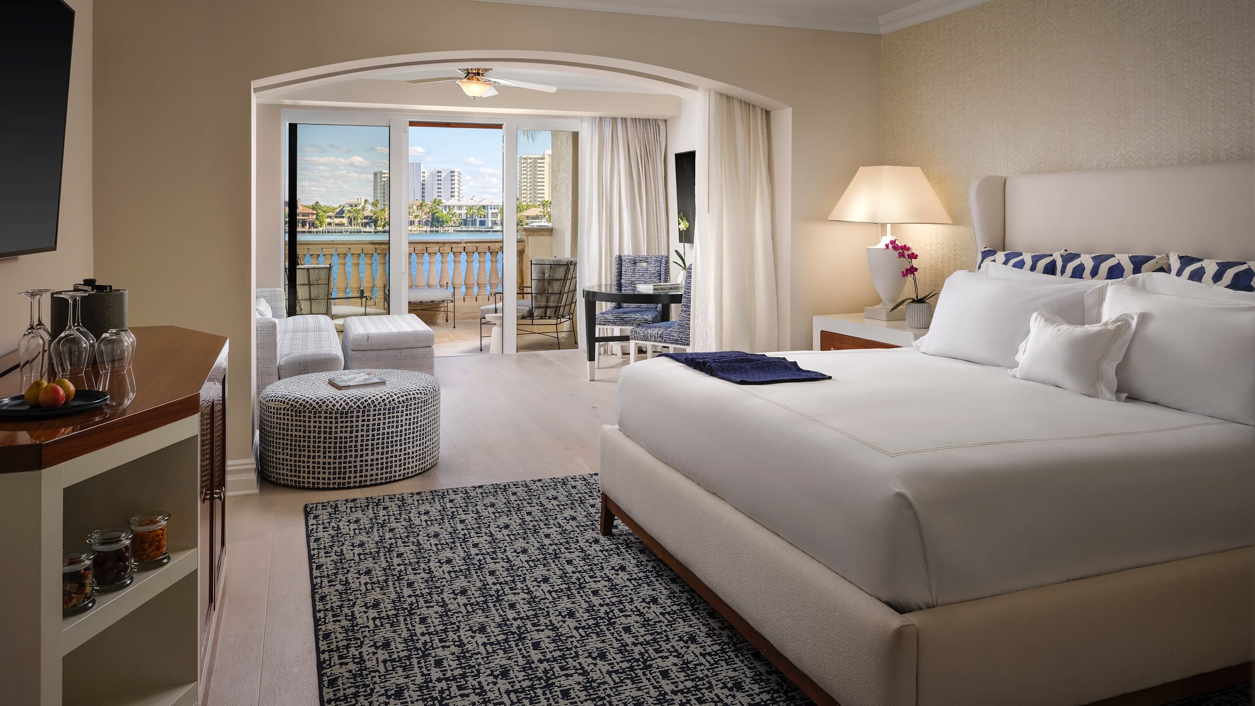 Lake View Junior Suite King + Balcony - Image 3