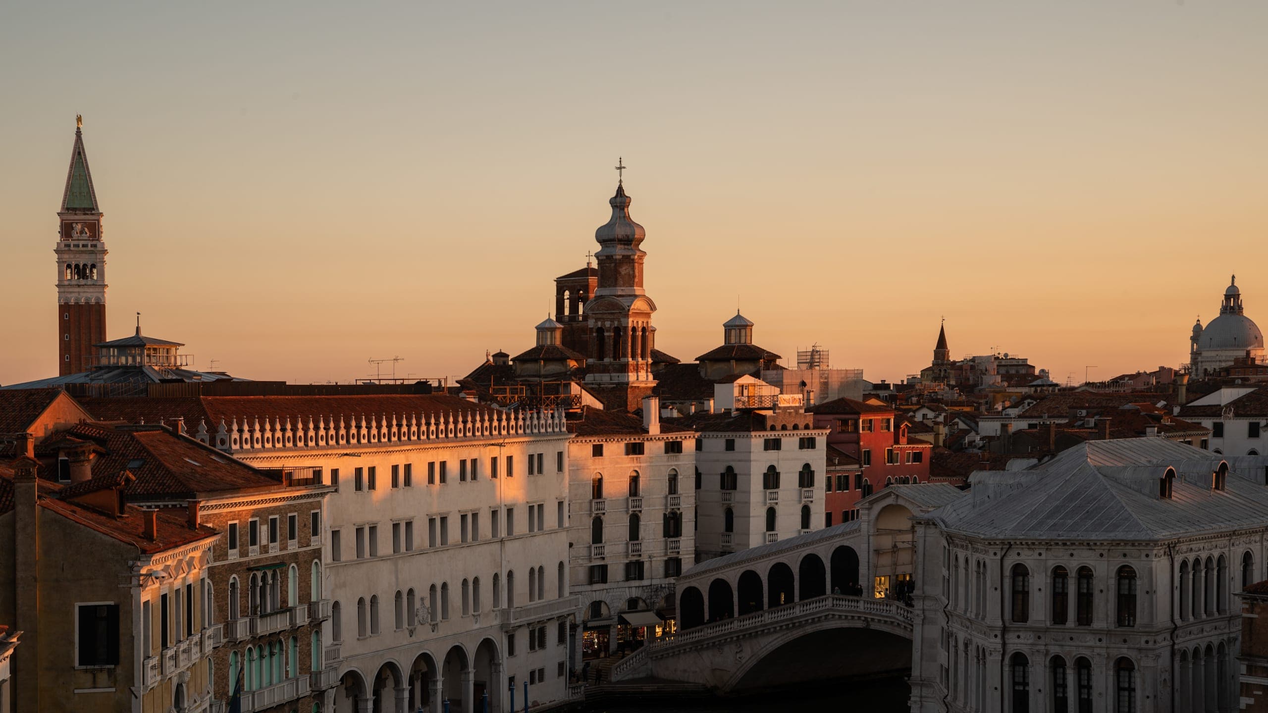 The Venice Venice Hotel - Image 2