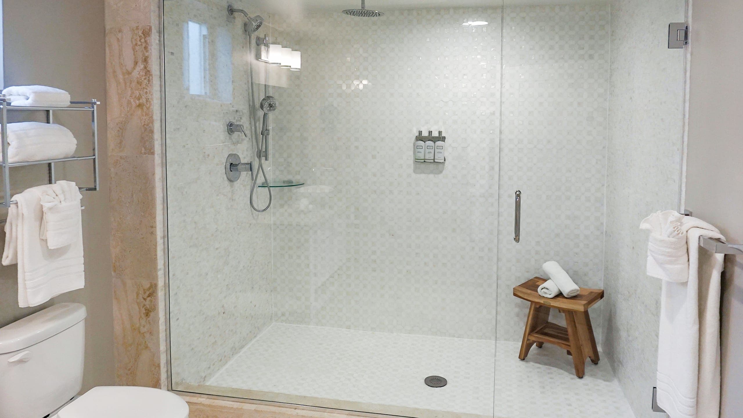 Deluxe King Suite - Image 3