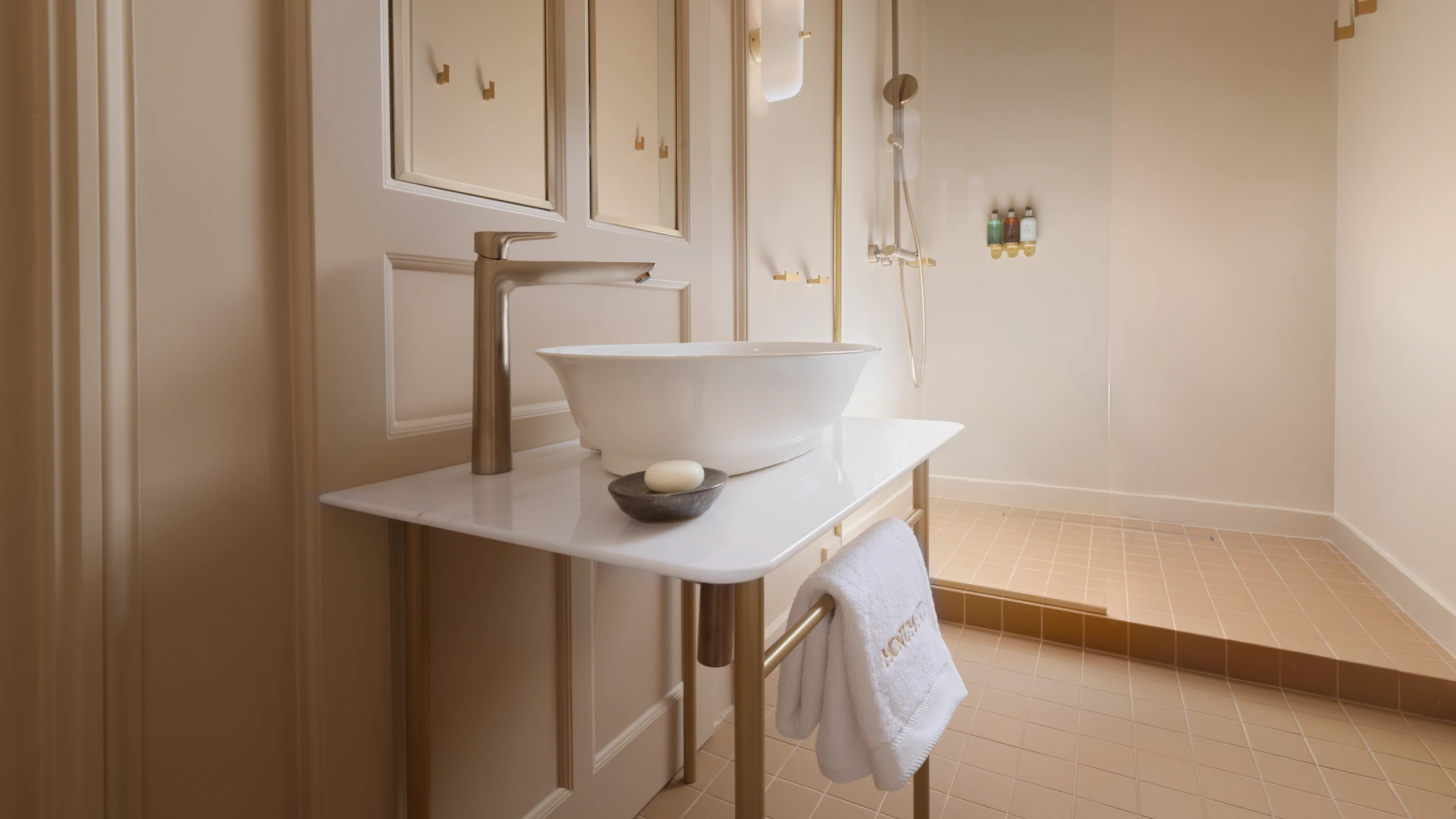 Echo Suite with Balcony - Image 3