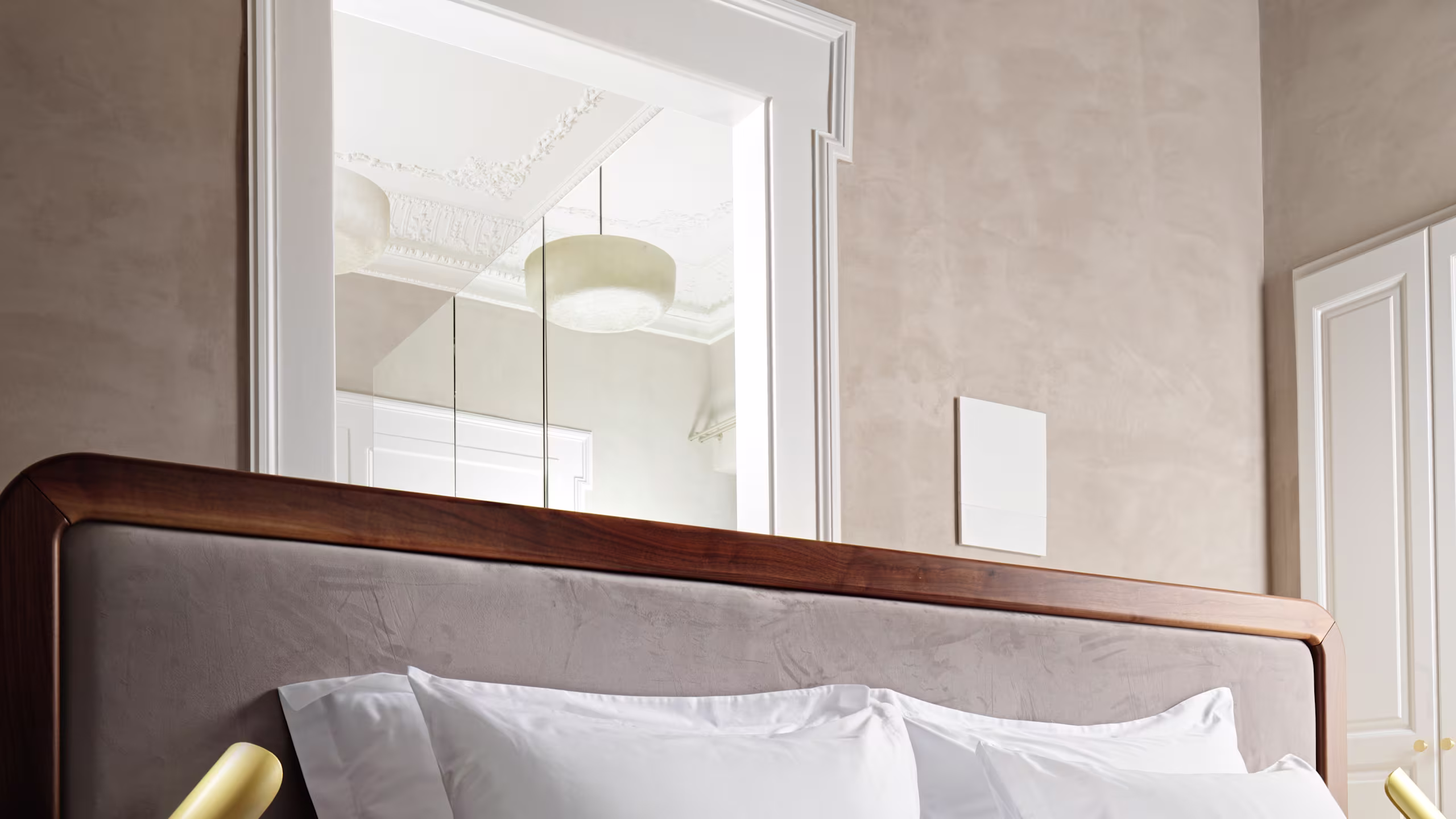 Echo Suite with Balcony - Image 1