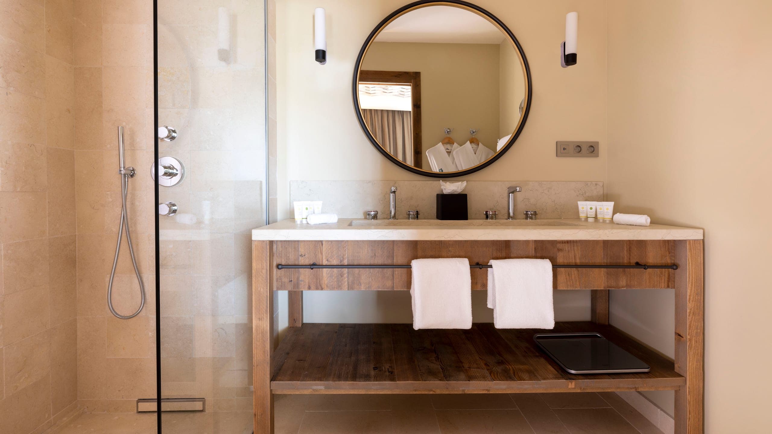 Les Regalia - Image 2