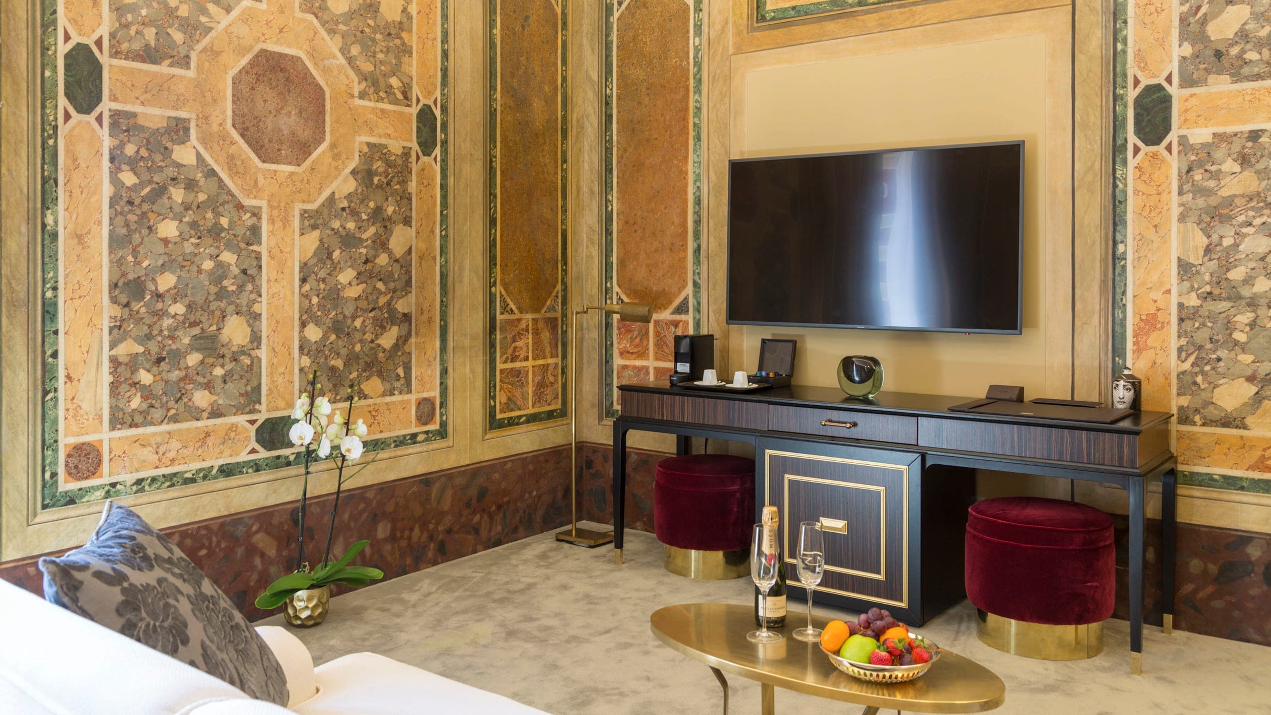 Deluxe Suite - Image 9