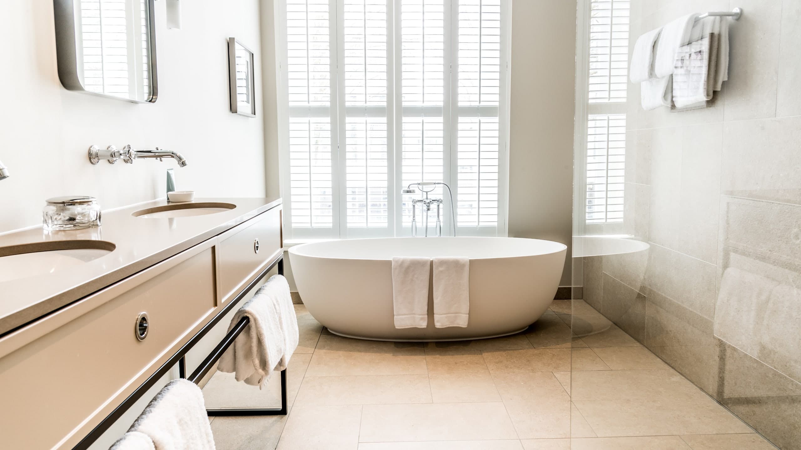 Grand Deluxe Room - Image 4