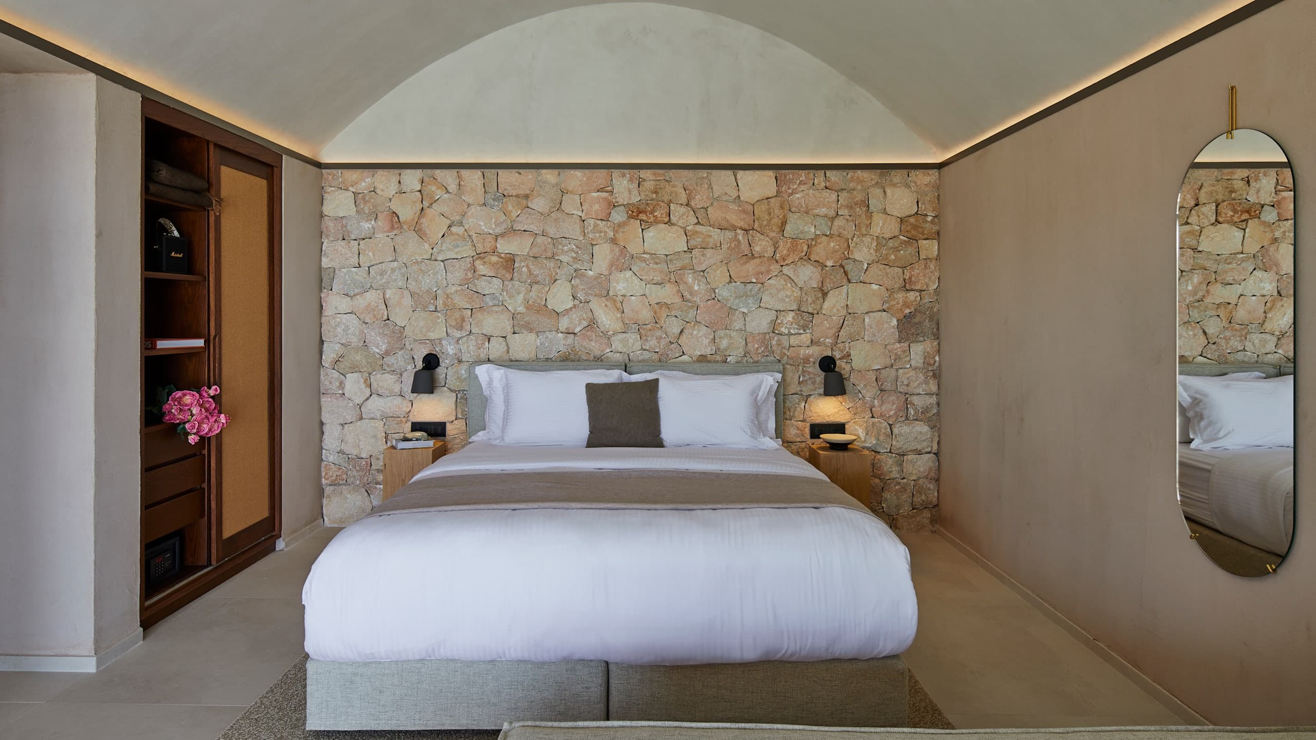 Retreat Suite - Image 11