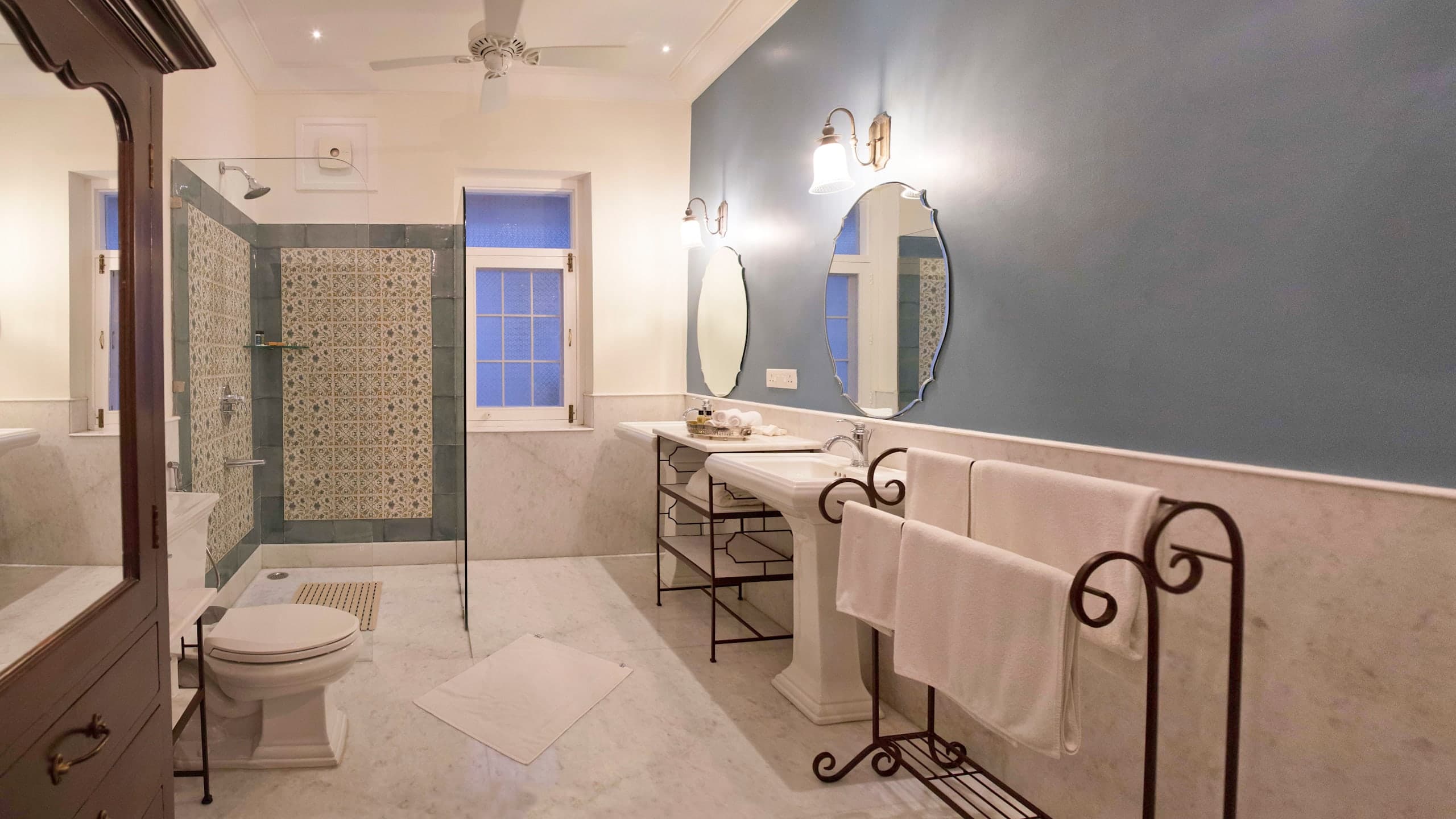 Luxury Room - Image 2