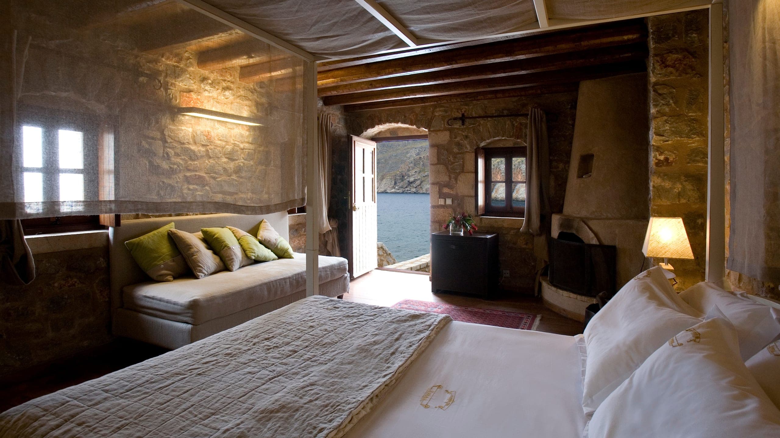 Superior Double Room with Sea View - Image 9
