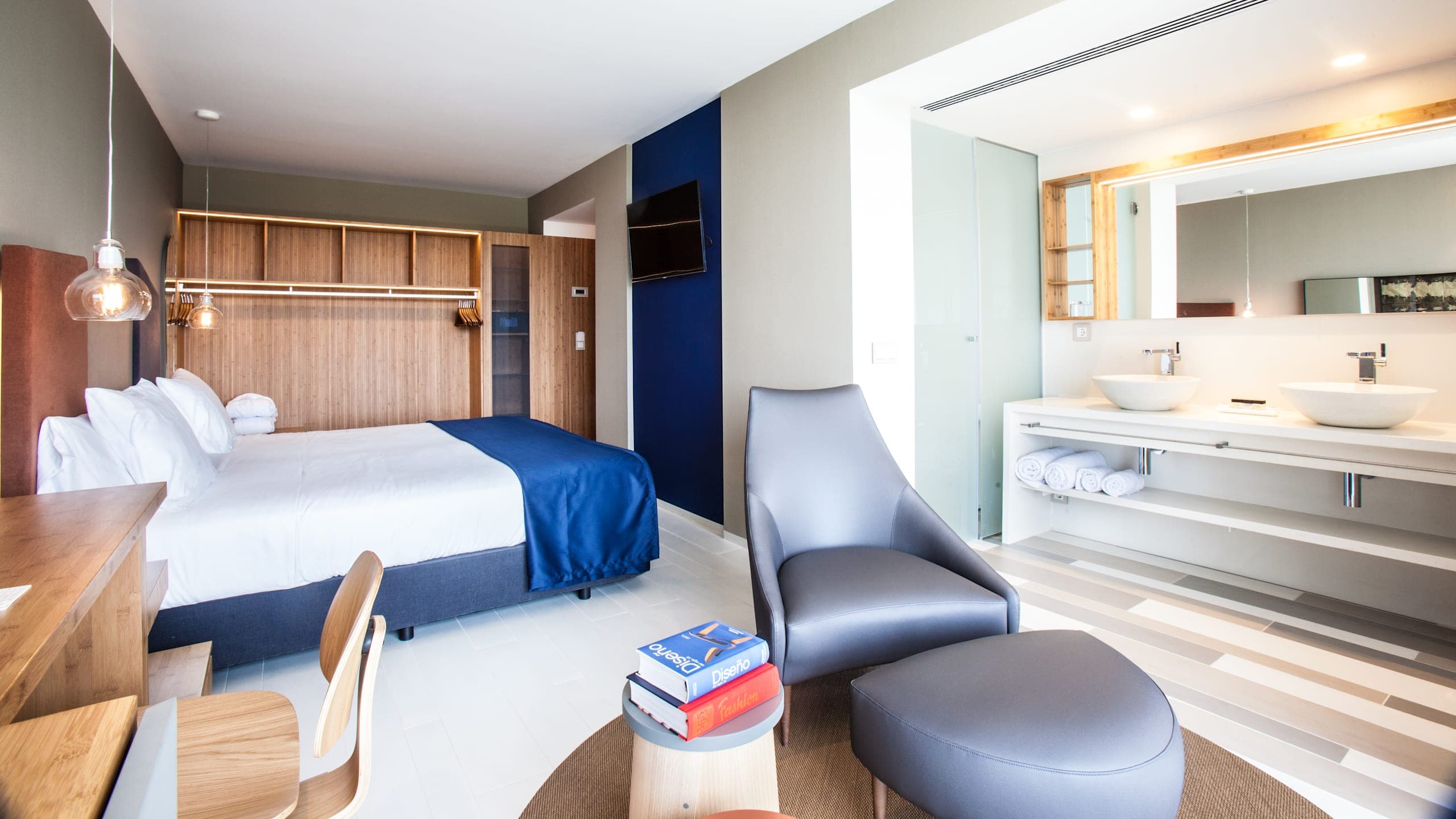 Deluxe Room - Image 3