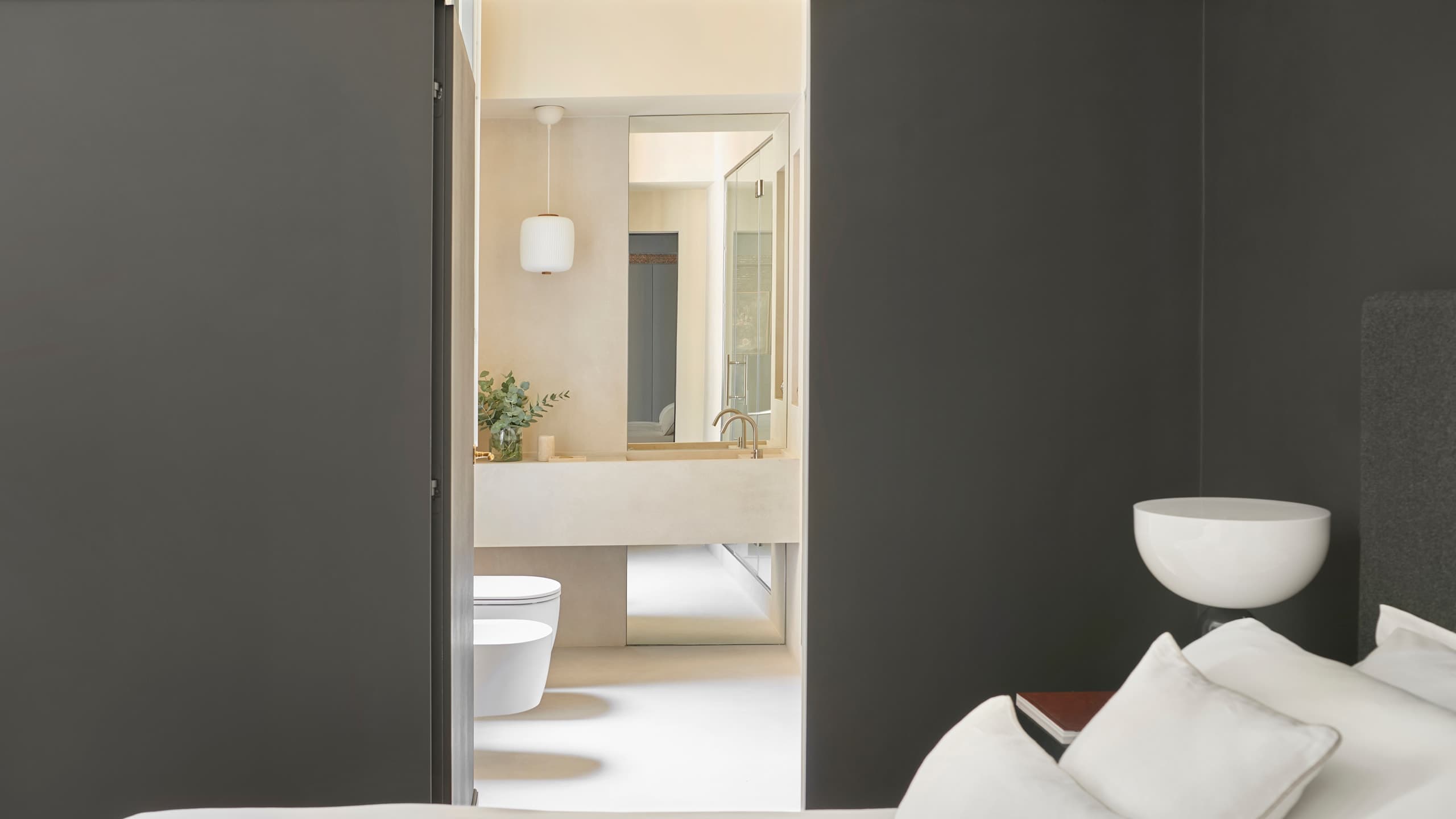 Double/Twin Deluxe Room - Image 11