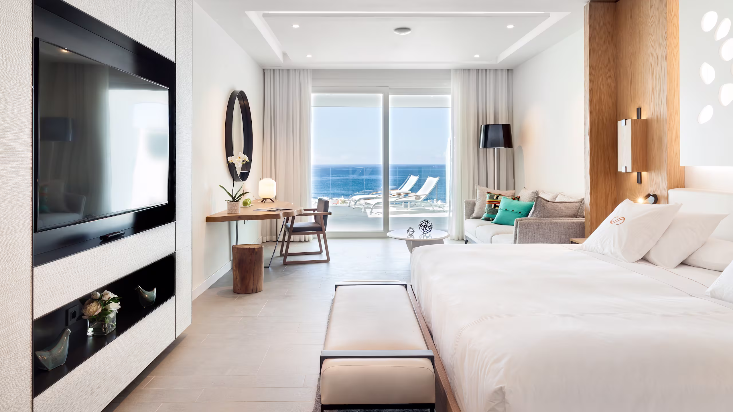 Junior Suite Ocean Front View with Hot Tub - Image 4