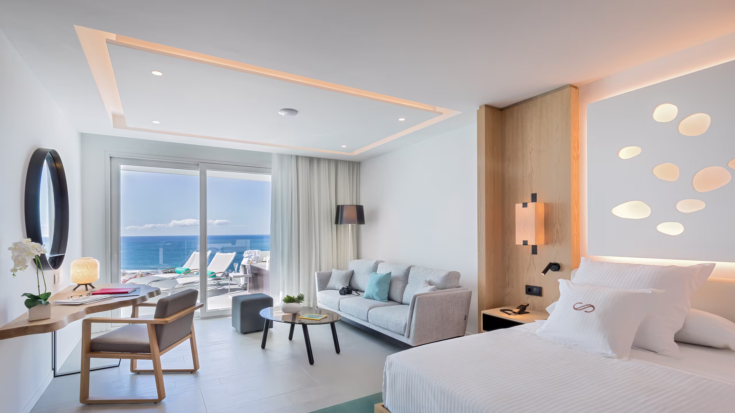 Junior Suite Ocean Front View with Hot Tub - Image 3