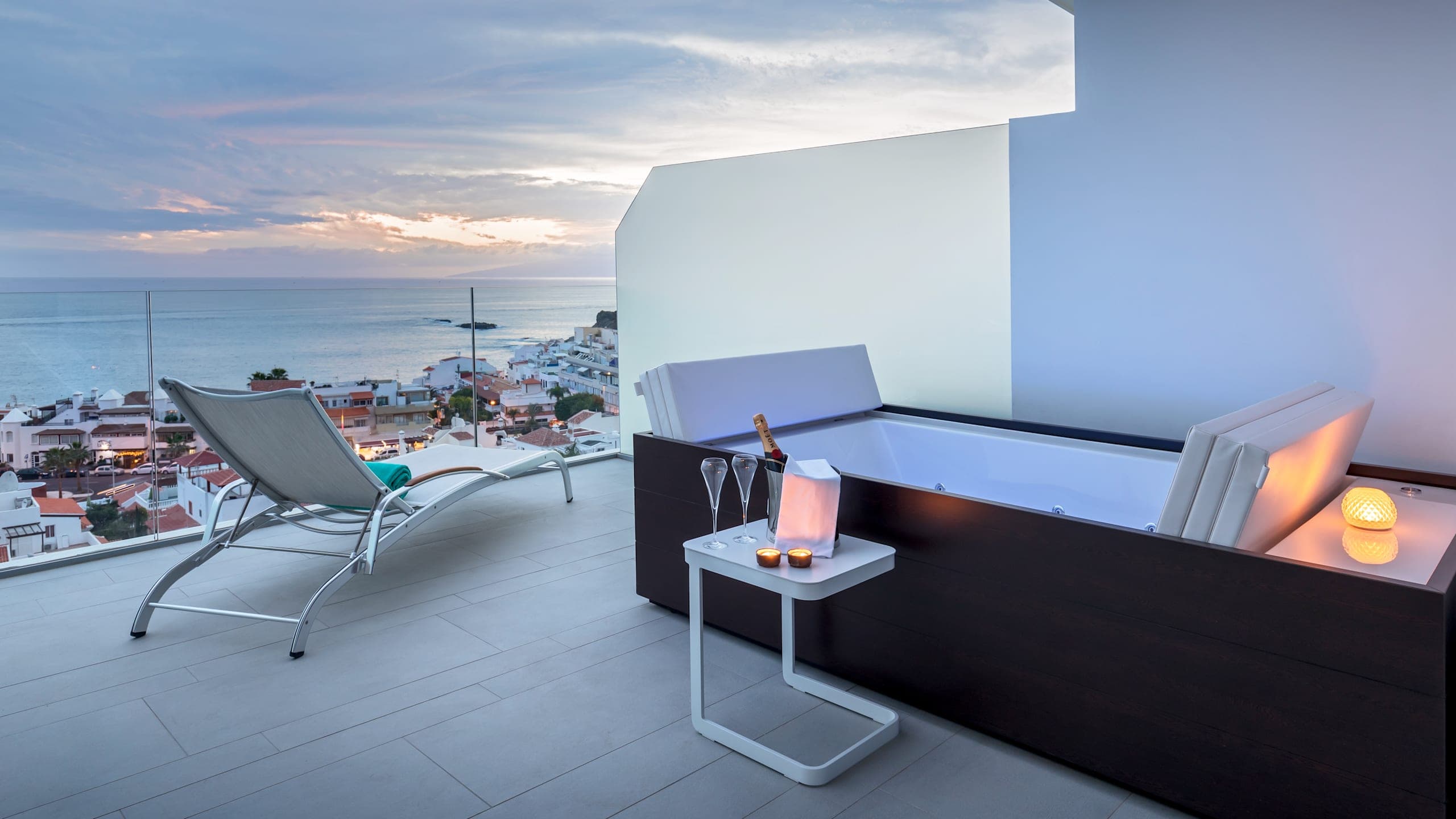 Junior Suite Ocean Front View with Hot Tub - Image 2