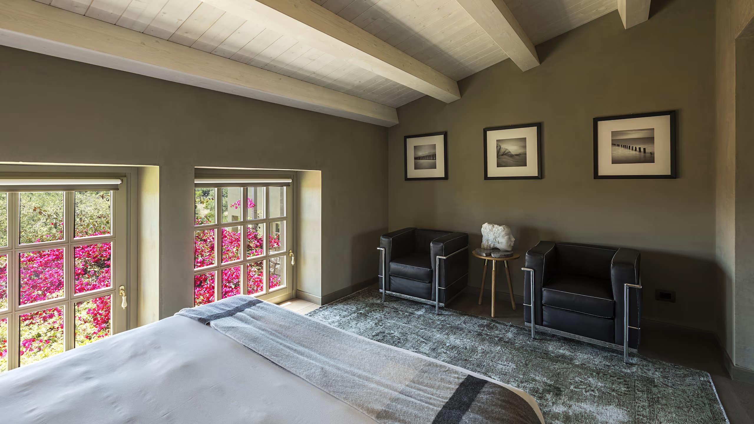 Deluxe Studio Room - Image 4