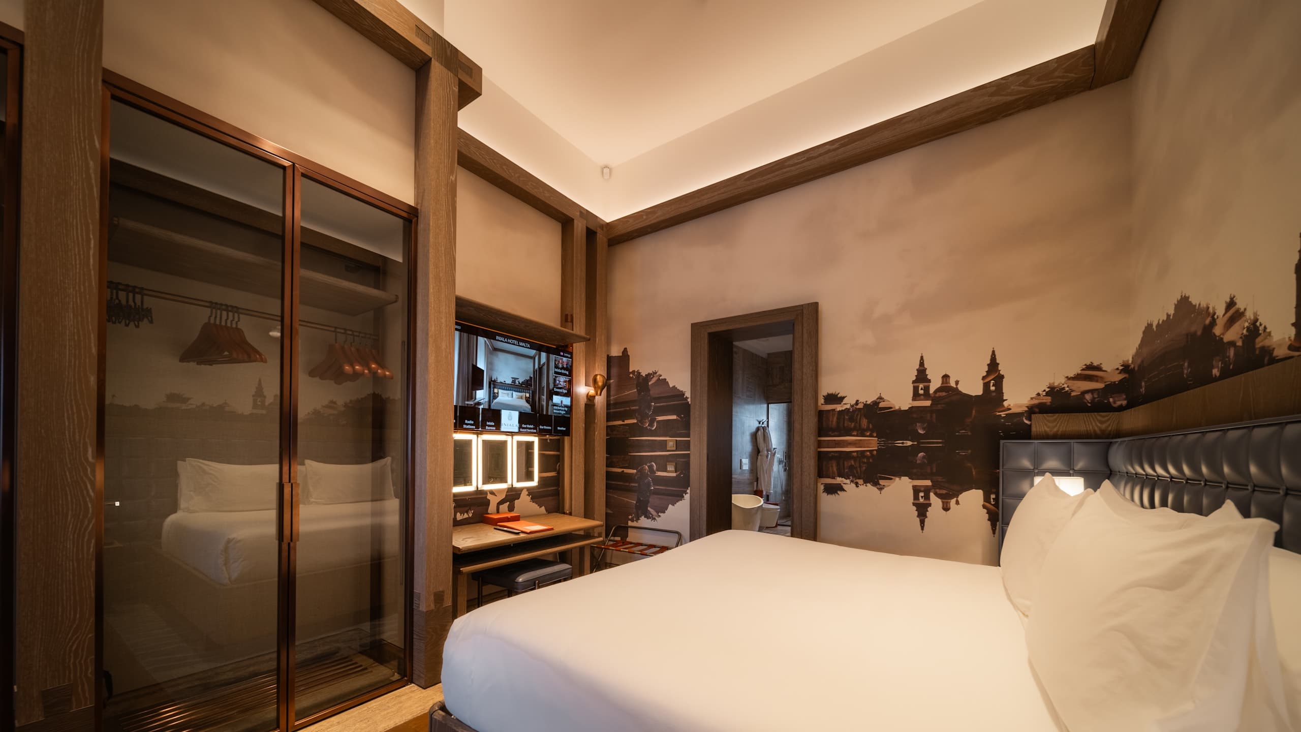 Grand Harbour View Suite - Image 7