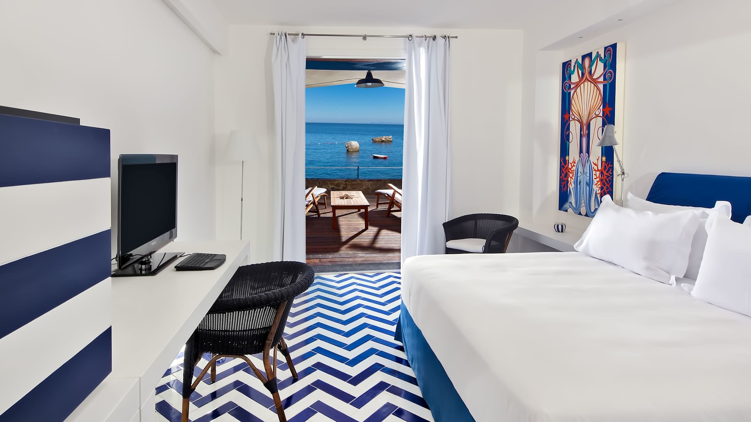 Superior Double Room with Sea View Patio-Terrace - Image 5