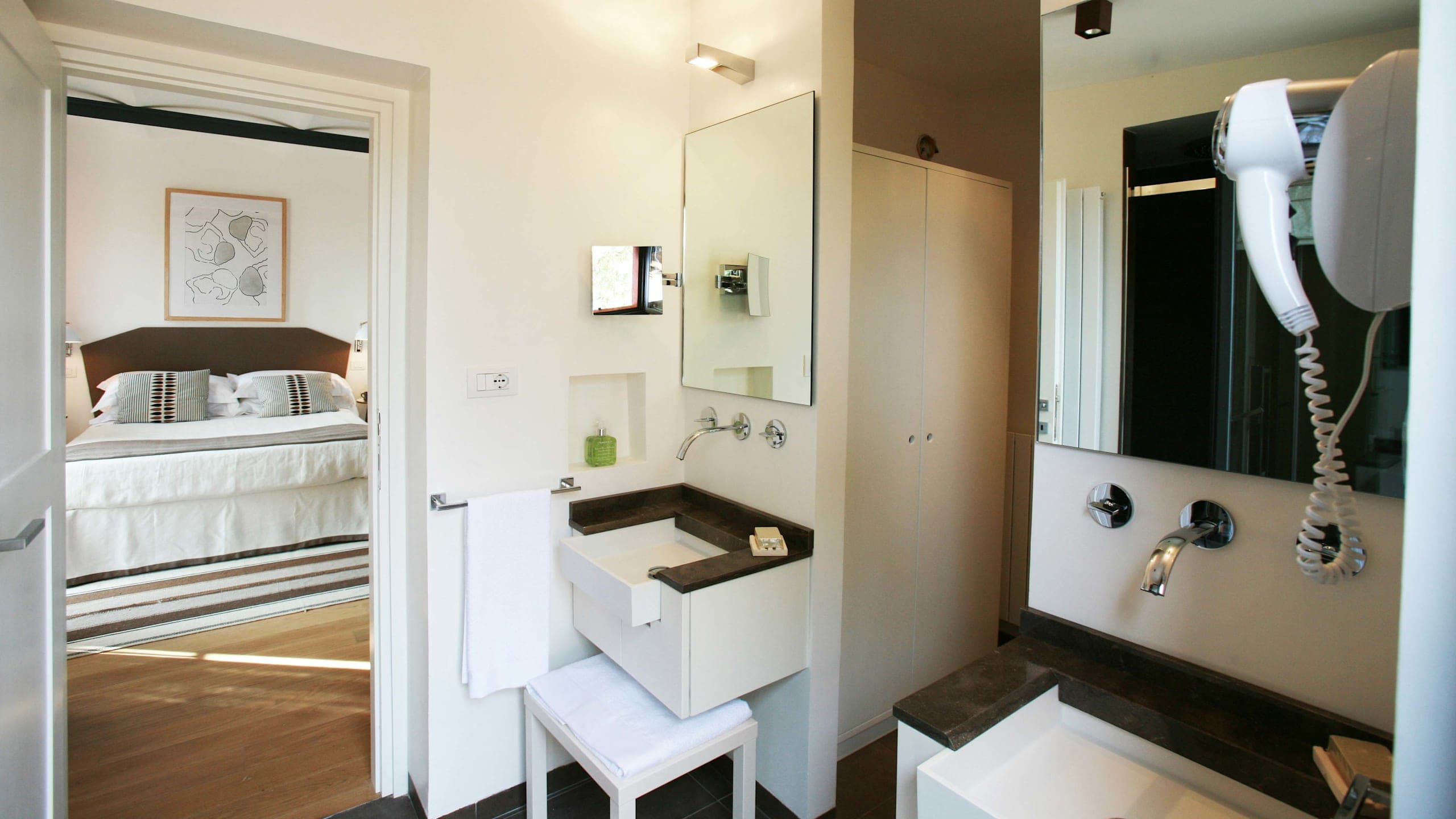 Deluxe Room - Image 3