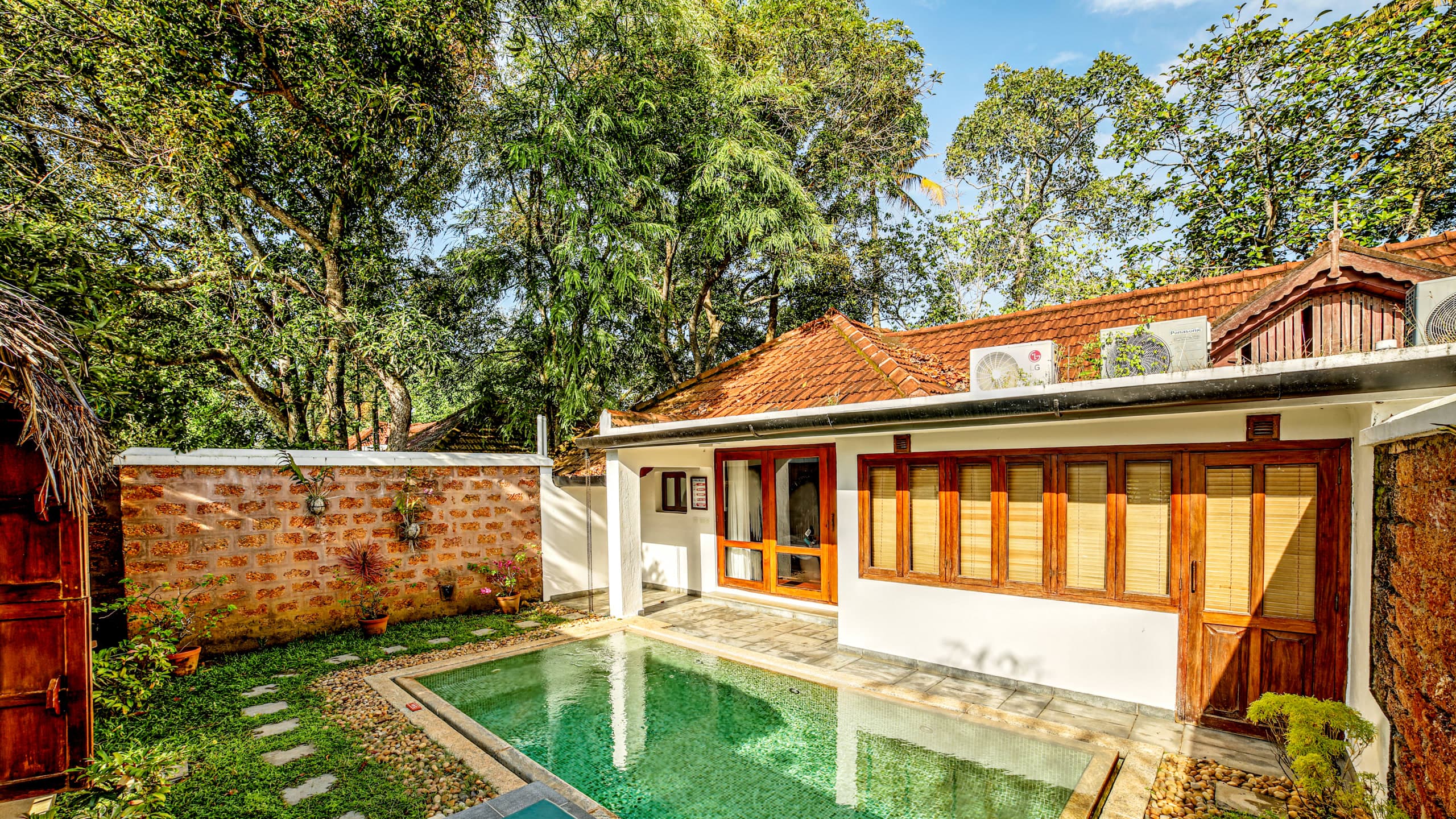 Lake Front Villa with Private Pool - Image 1