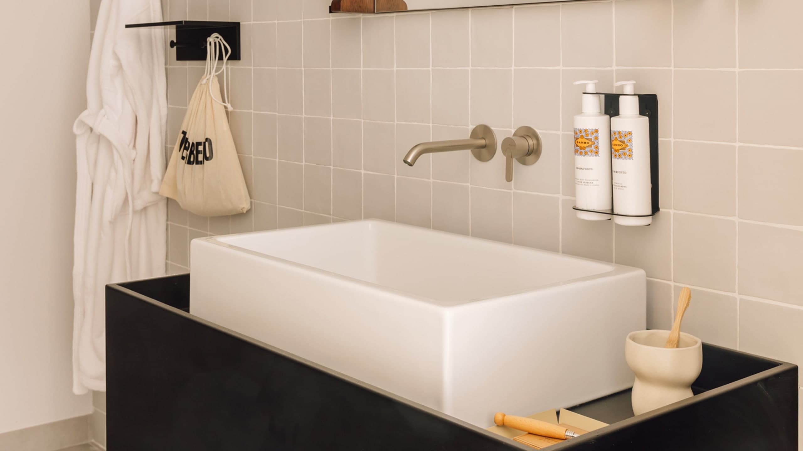 One-Bedroom Suite - Image 2