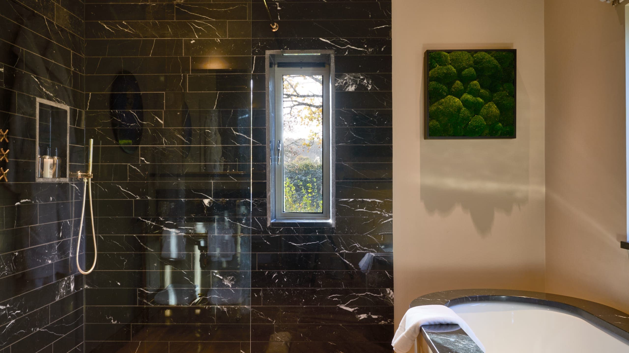 Mews Hot Tub Room - Image 5