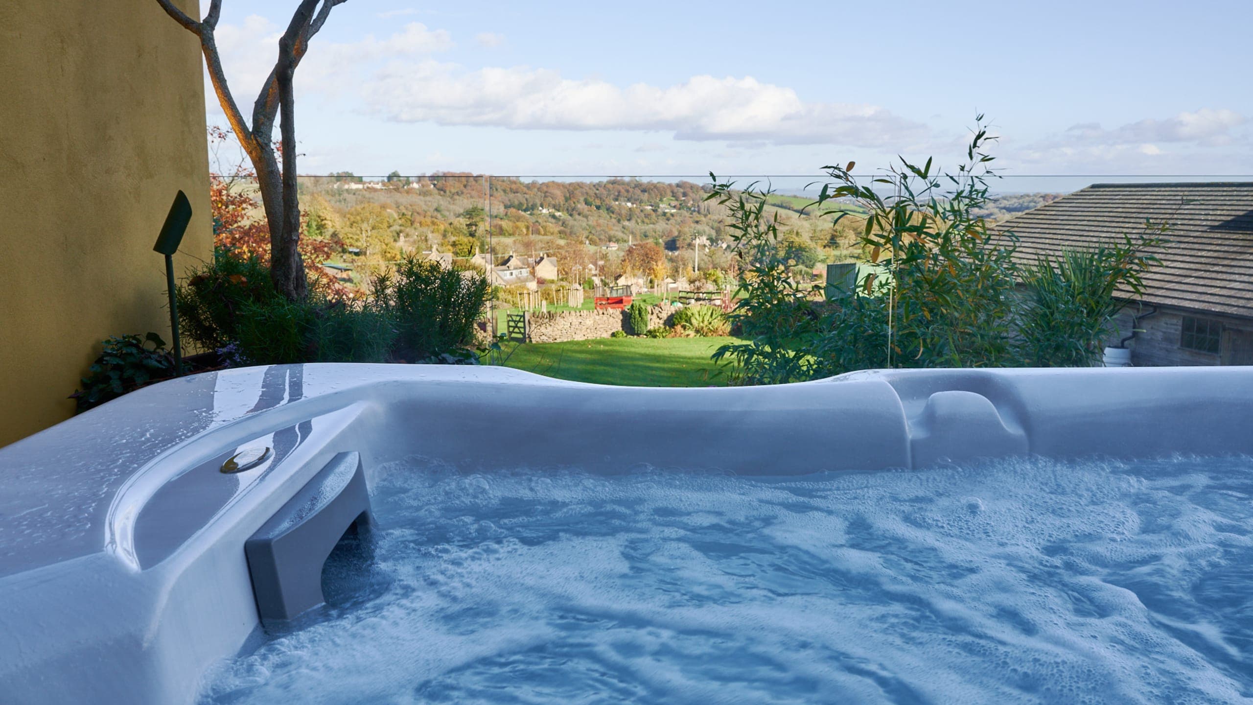 Mews Hot Tub Room - Image 4