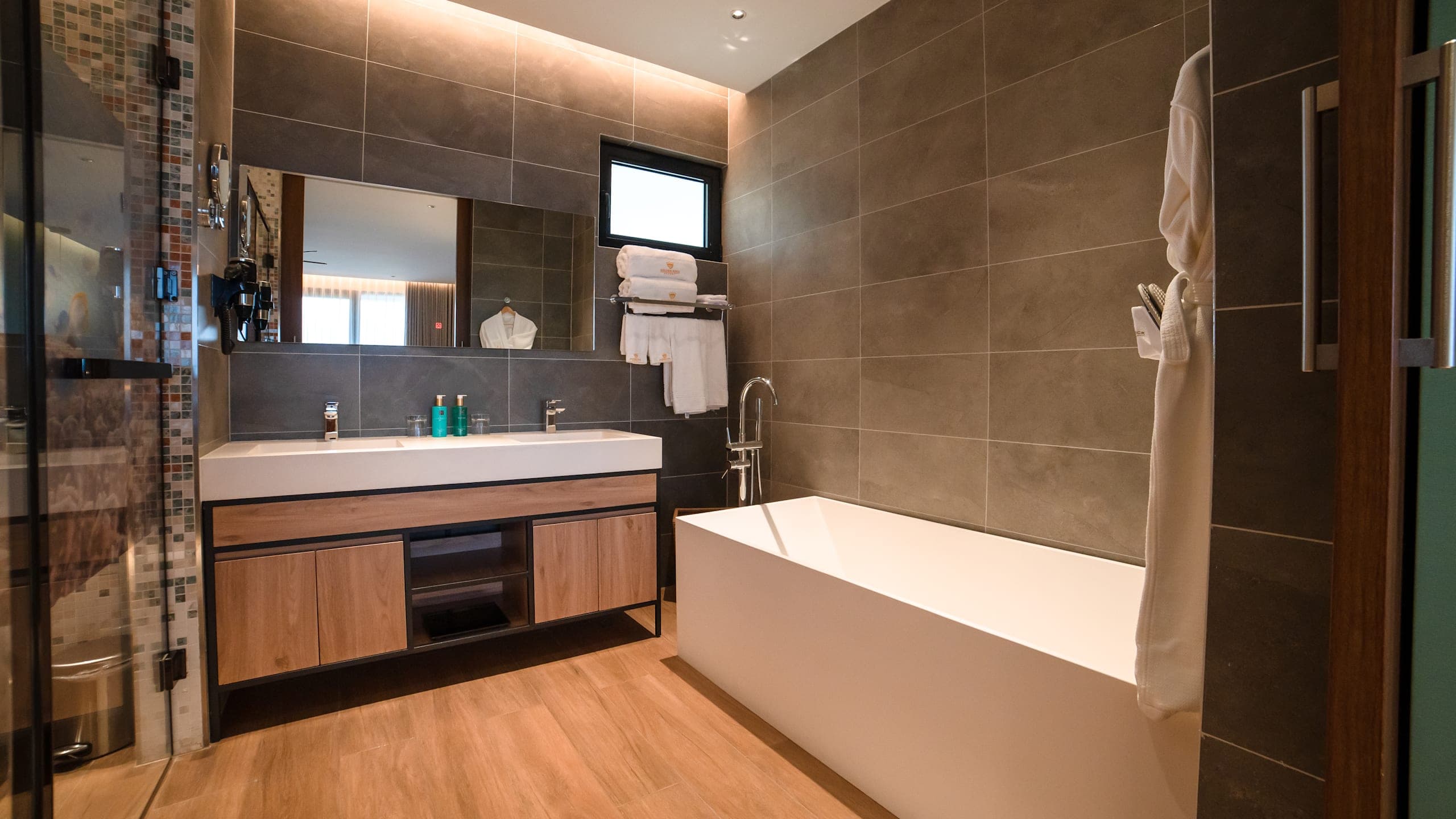 Deluxe Ocean Room First Floor - Image 3