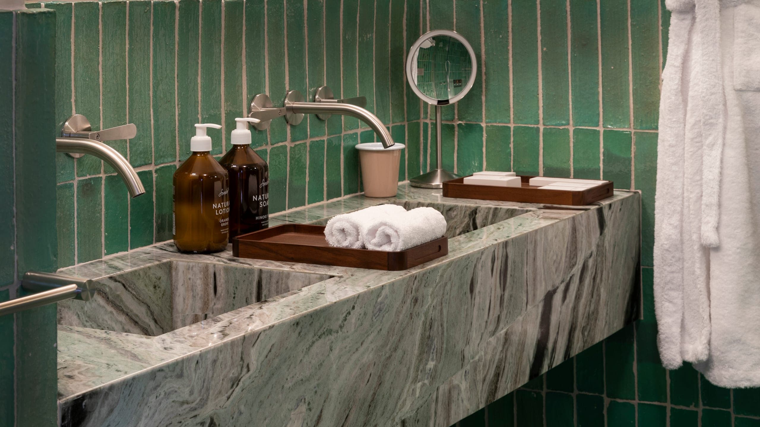 Deluxe Room - Image 8