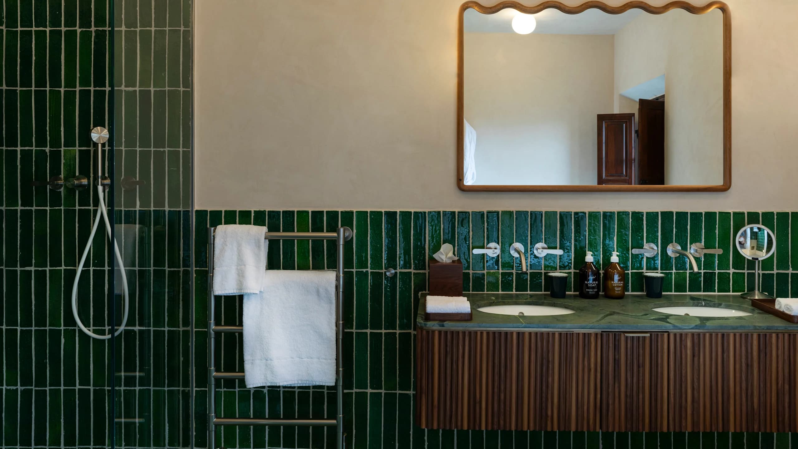 Superior Junior Suite - Image 11