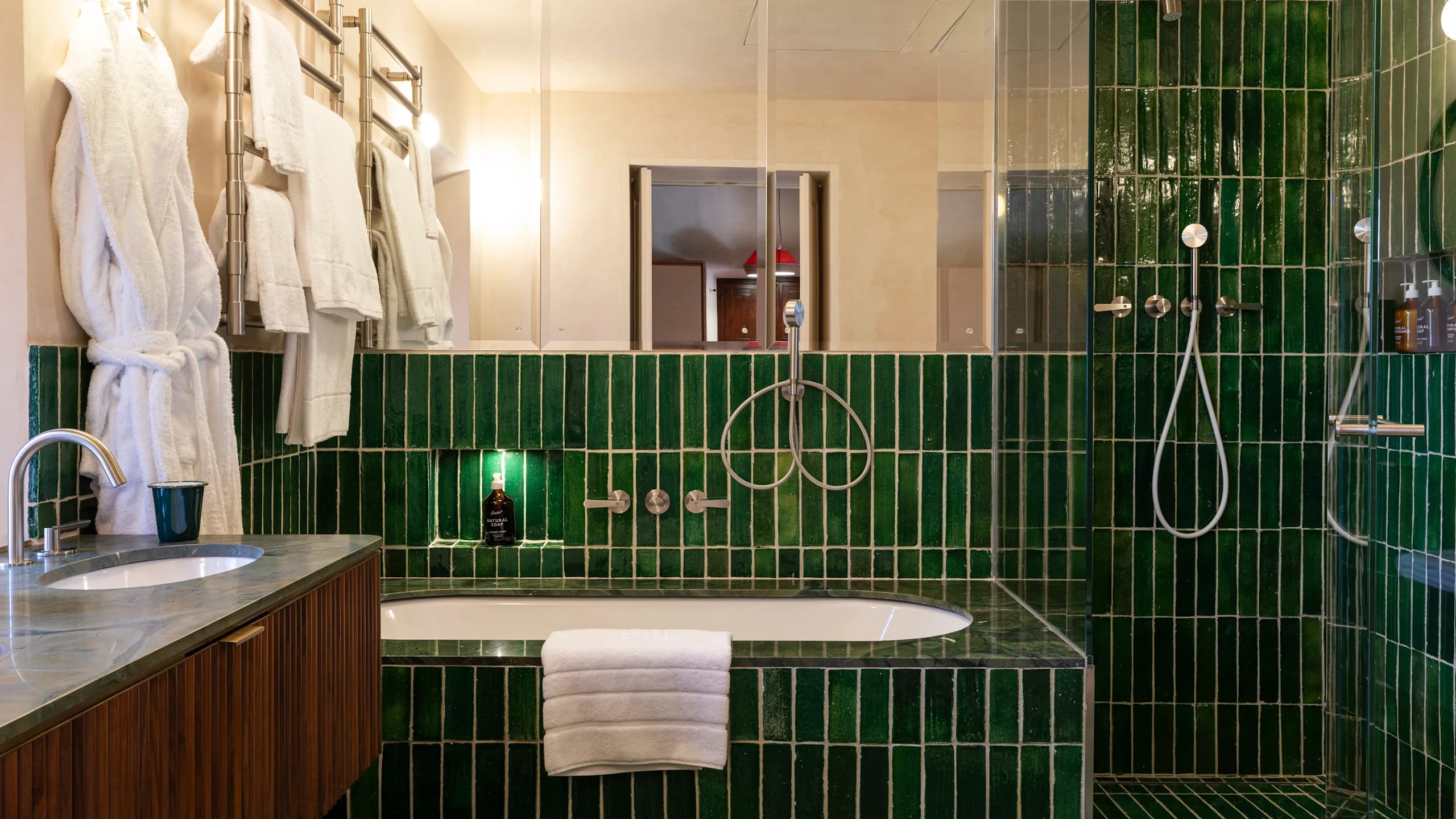 Superior Junior Suite - Image 10