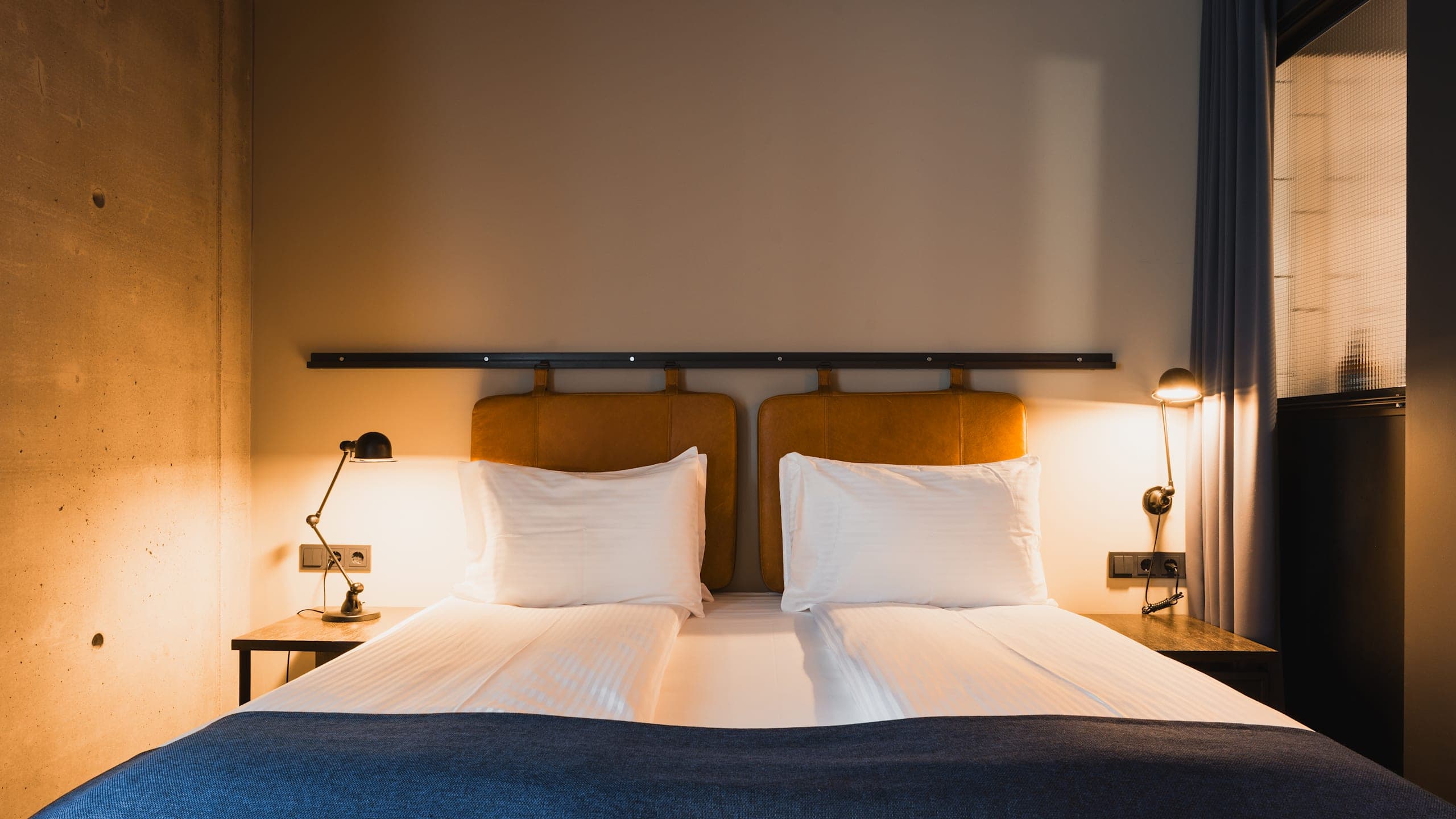 Exeter Hotel - Image 2