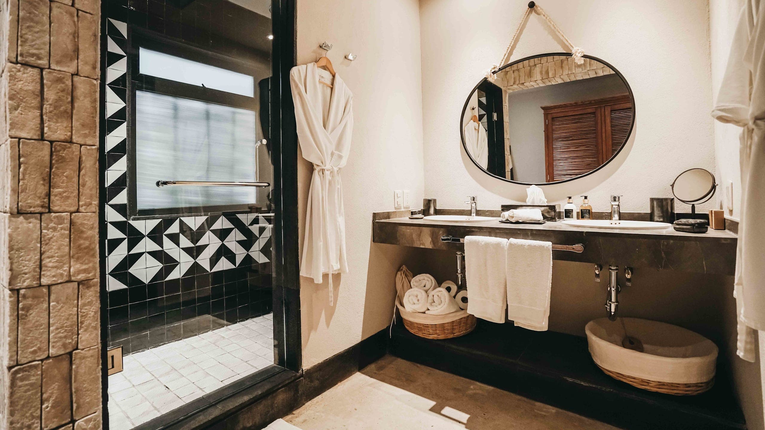Premium Double Room with Patio - Image 4