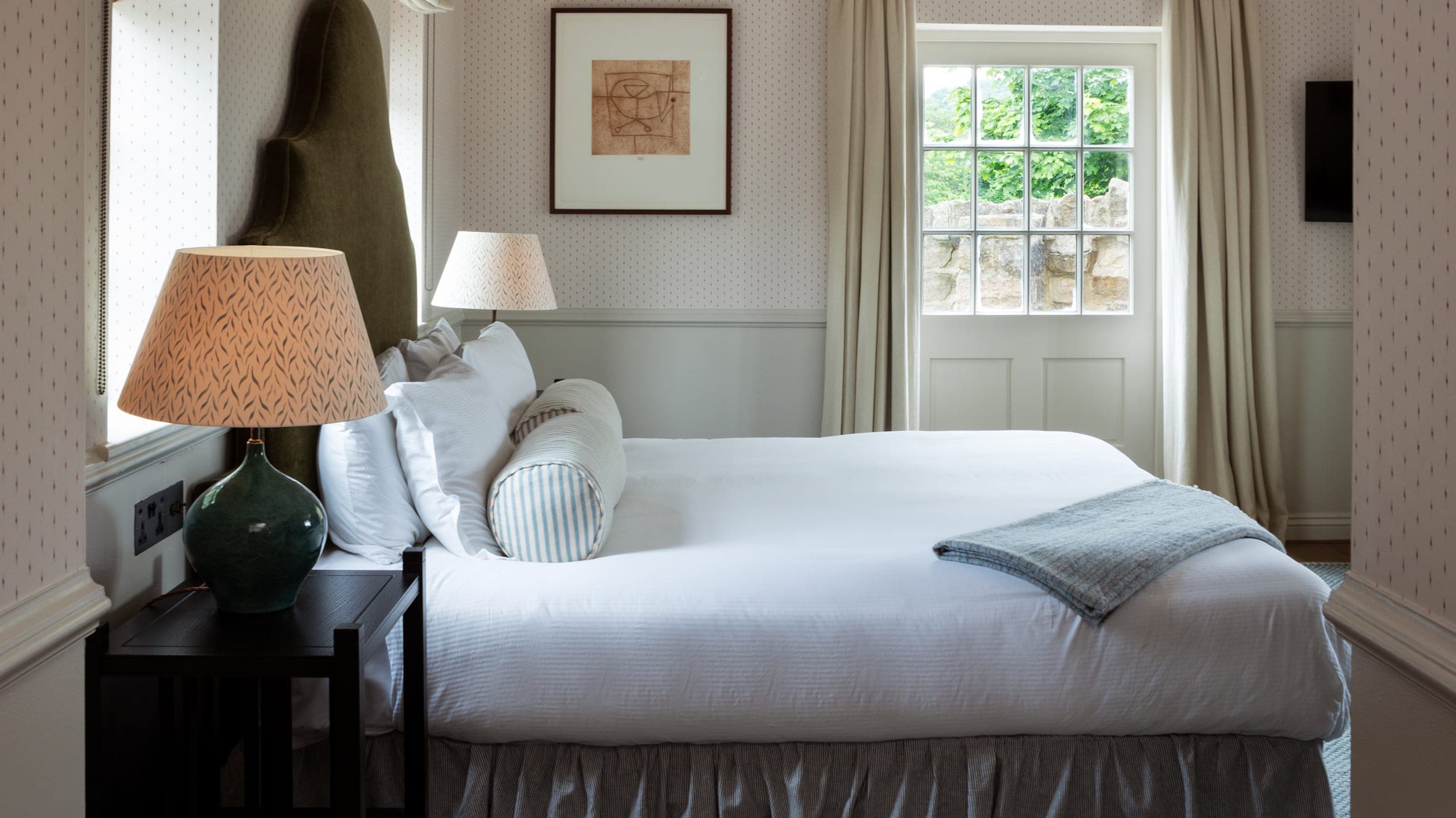 Spacious Coach House - Image 4