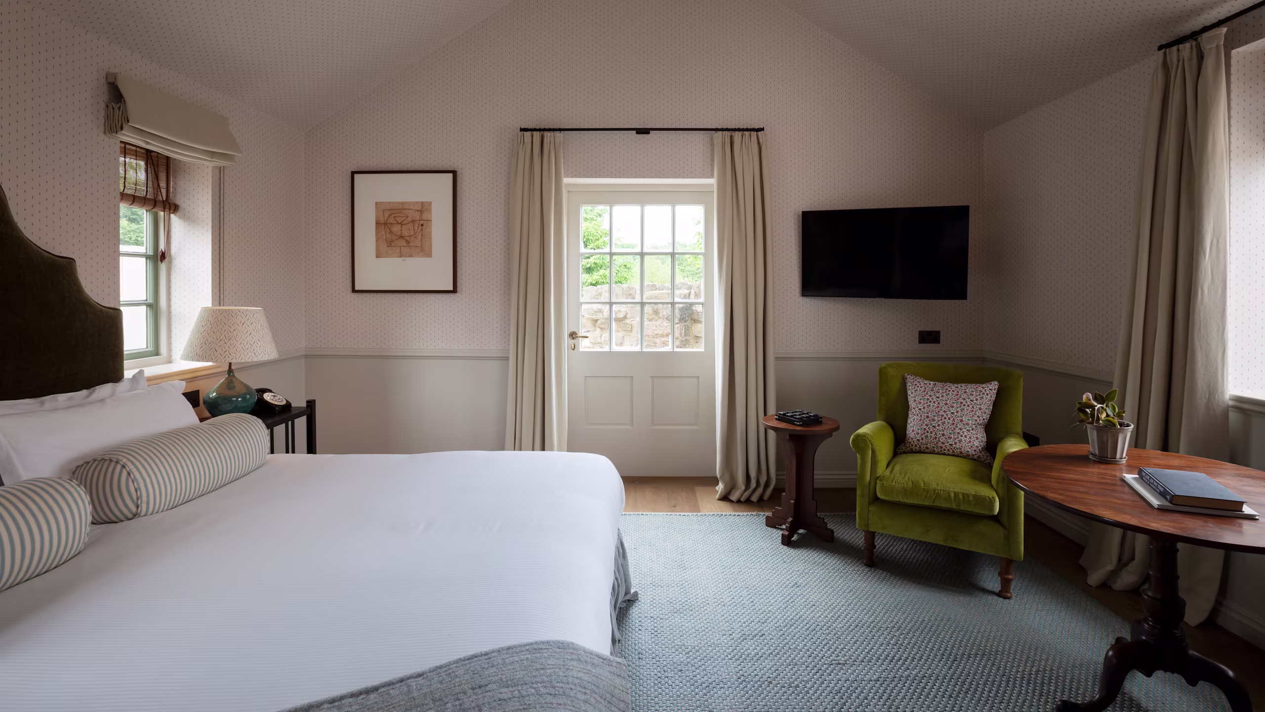 Spacious Coach House - Image 3