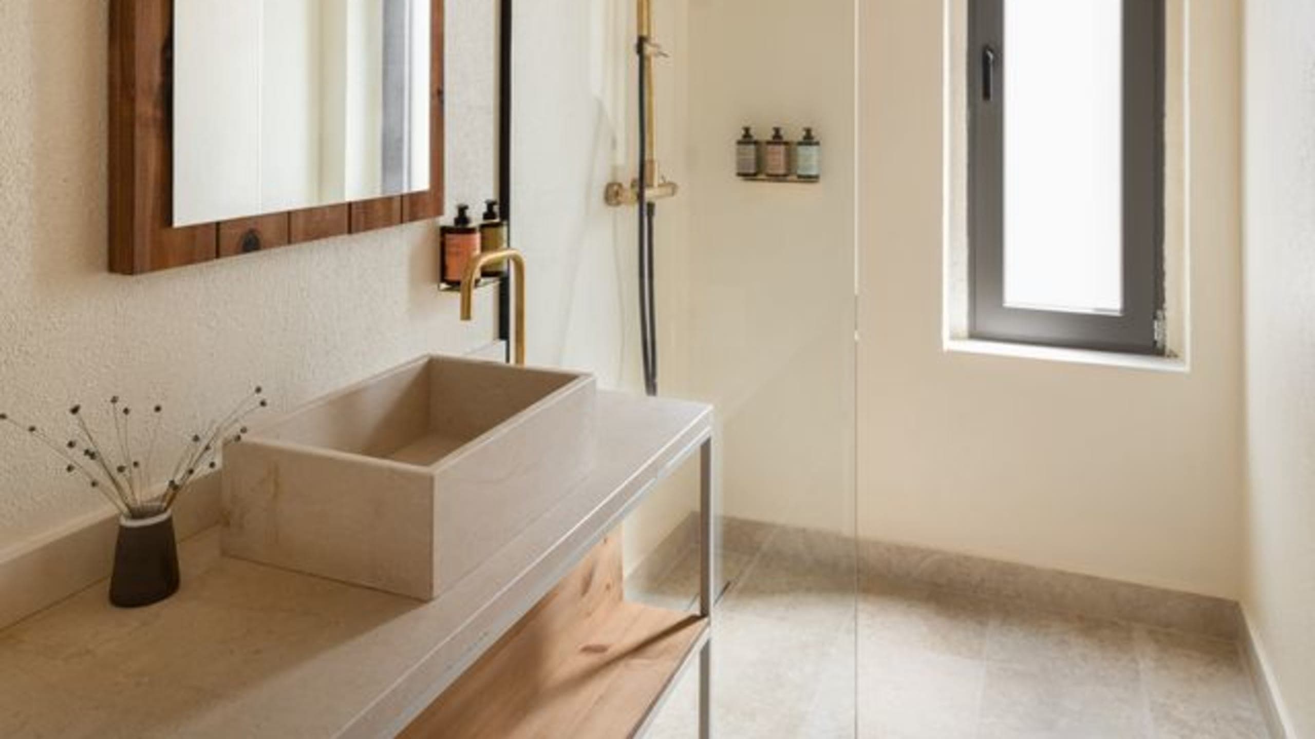 Residence with Garden & Pool - Image 4
