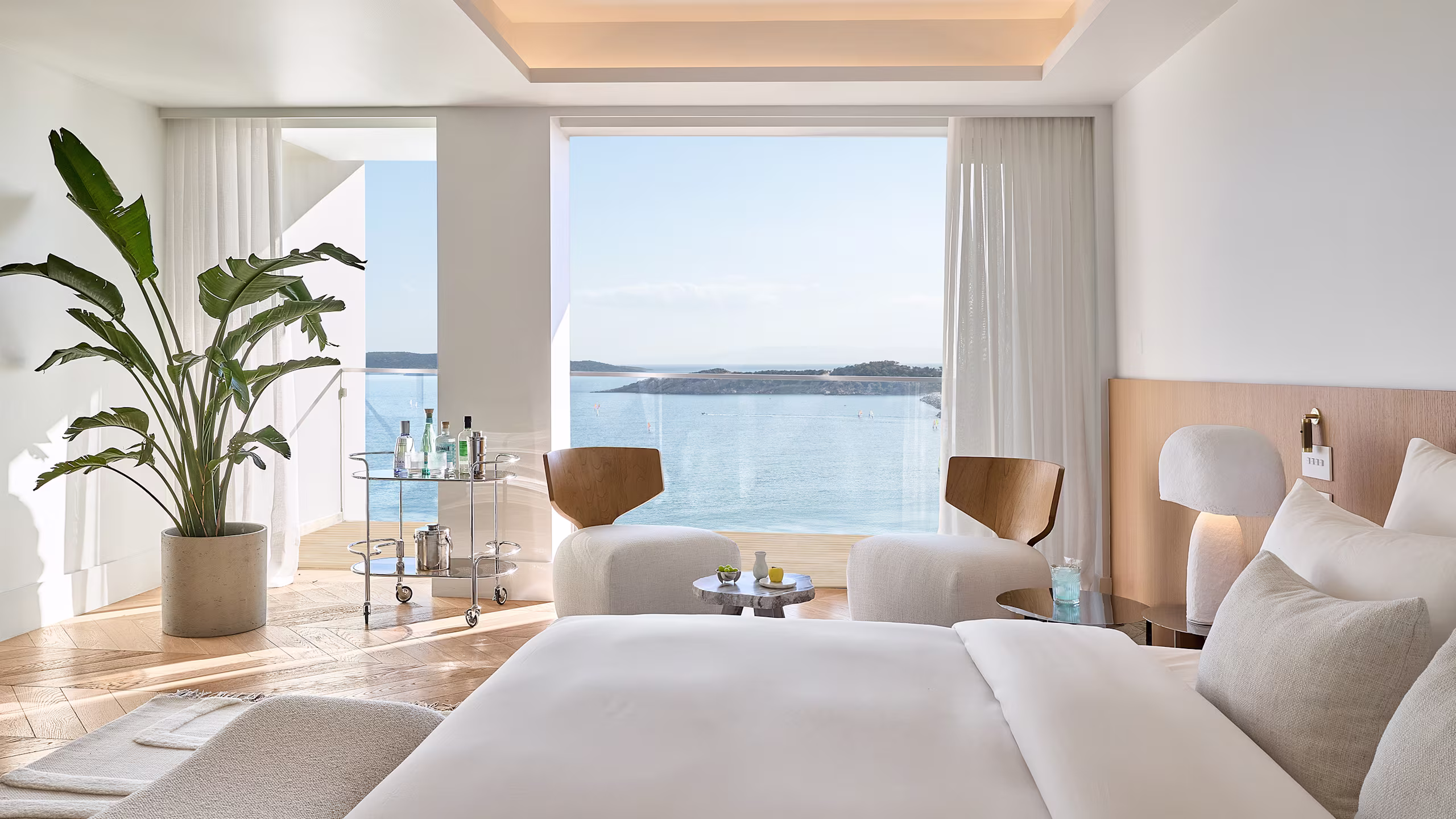 Club Deluxe Room - Image 7