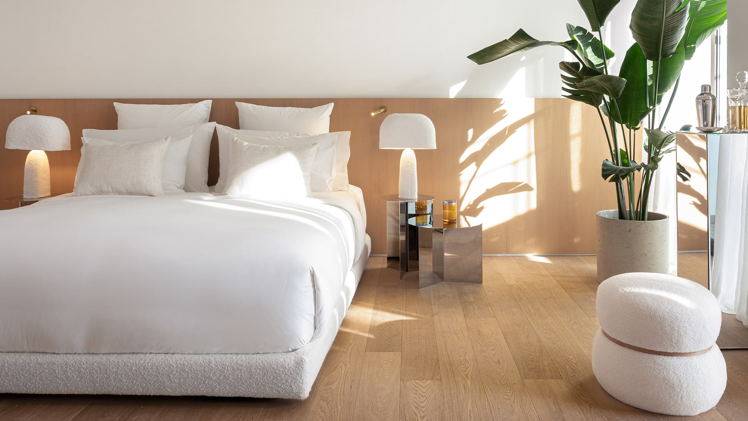 Club Riviera Room - Image 4