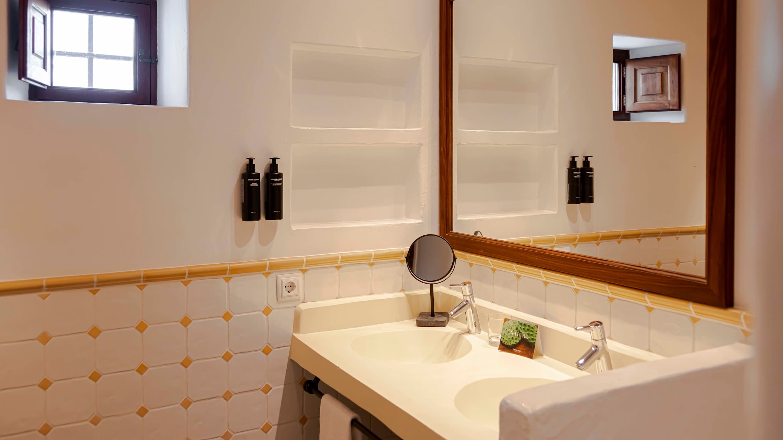 Double Superior Room - Image 4