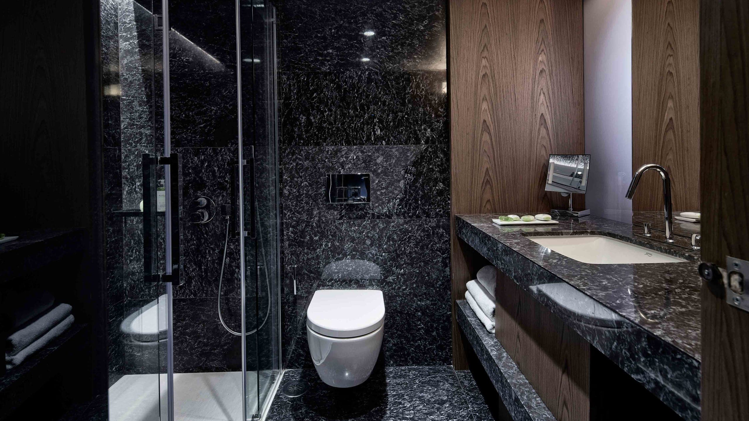 Deluxe Room - Image 4
